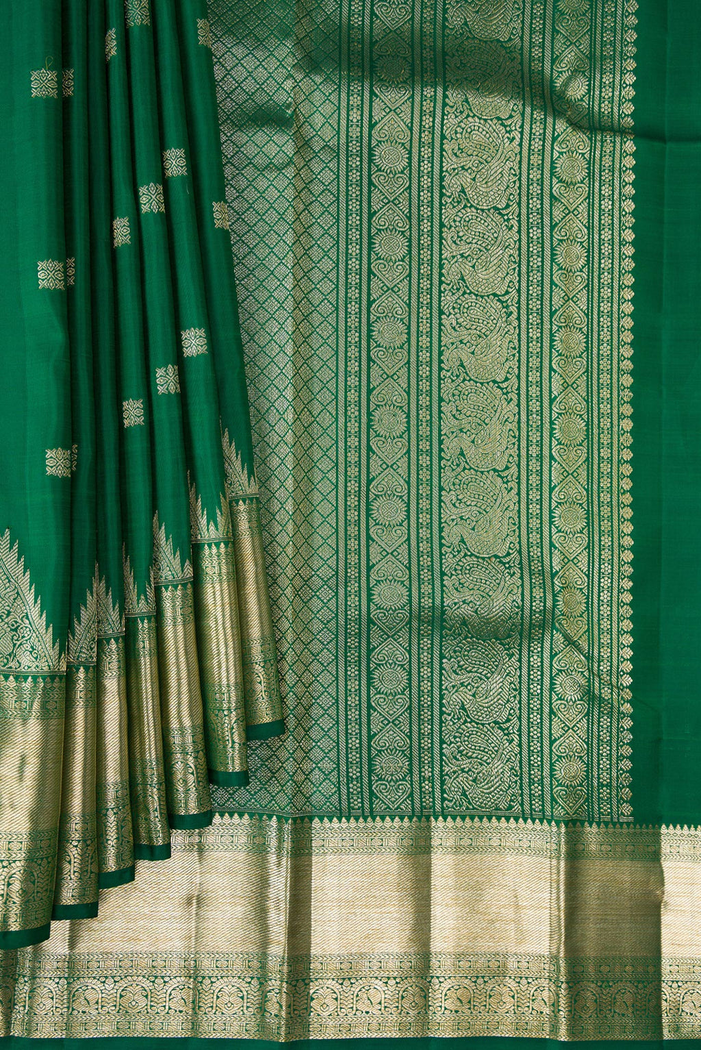 Pleats and pallu of Pure Silk Bottle Green Kanjivaram Saree with Zari Butta on the body and Zari Border. 