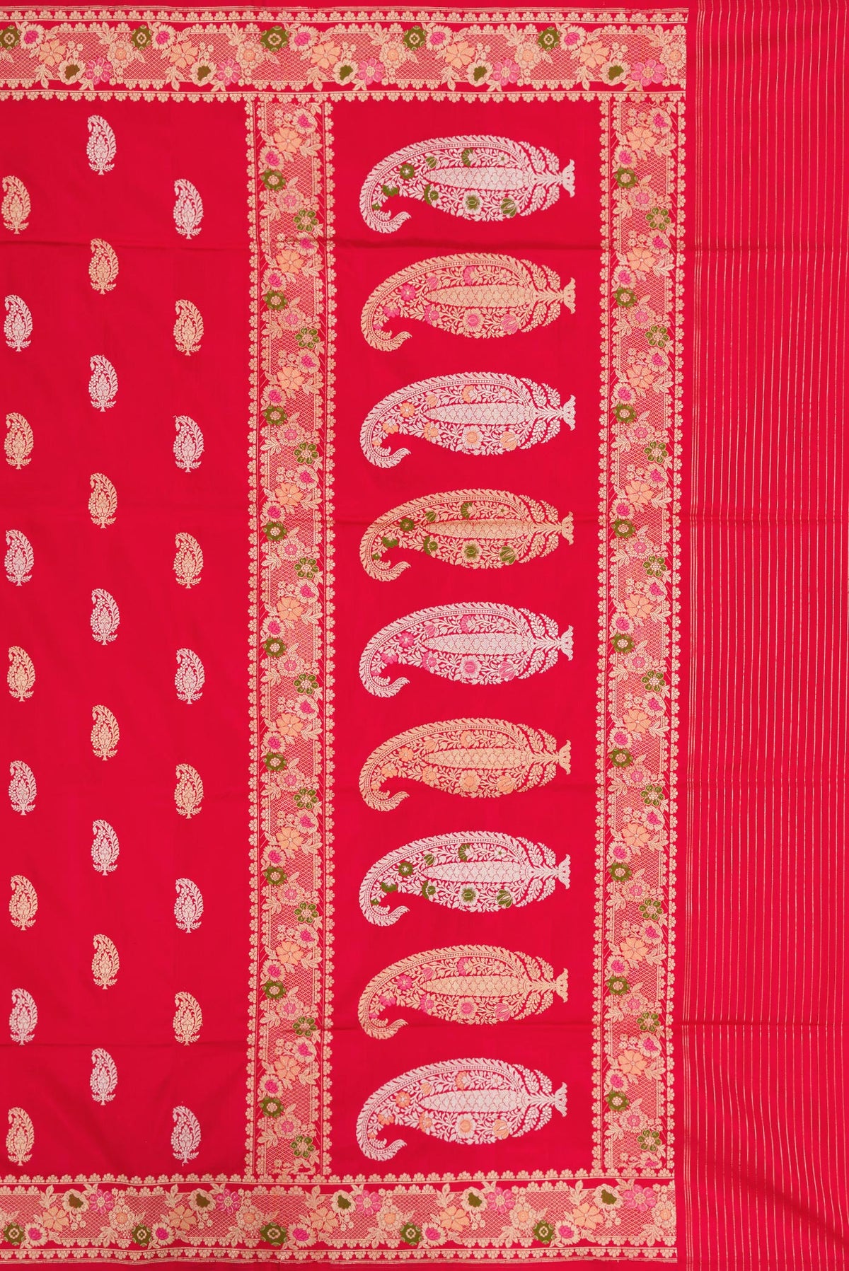 Close up image of the pallu of Dark Pink Dual Tone Banarasi Silk Saree with Zari Butta on the body and Zari Border. 