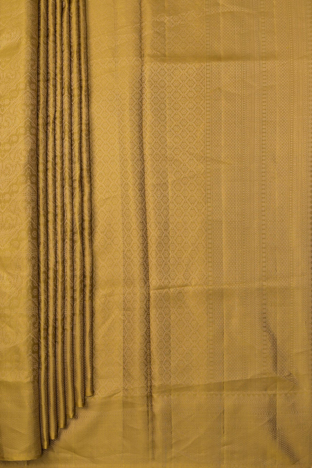 Pleats and pallu of Pure Silk Mehandi Green Dual Tone Soft Saree with Zari Brocade on the body and Fancy Border. 