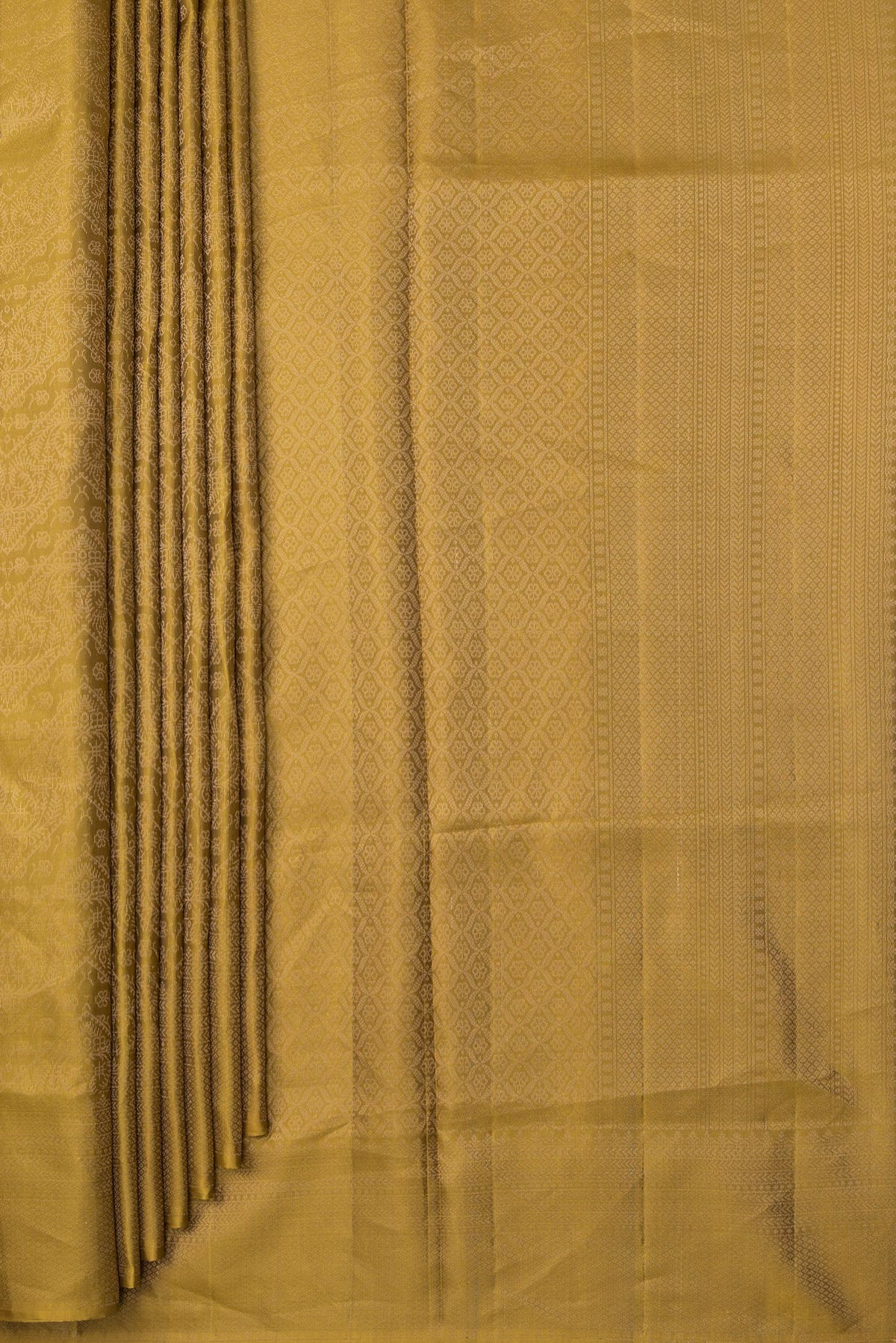 Pleats and pallu of Pure Silk Mehandi Green Dual Tone Soft Saree with Zari Brocade on the body and Fancy Border. 