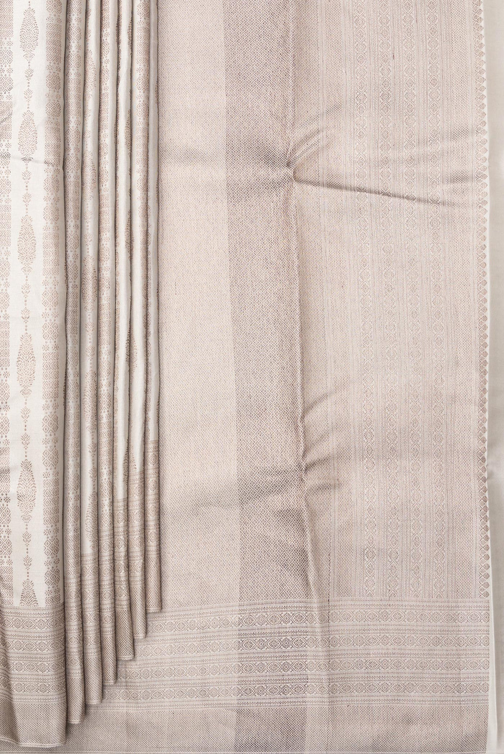 Pleats and pallu of Pure Silk Grey Dual Tone Kanjivaram Saree with Zari Brocade on the body and Fancy Border. 