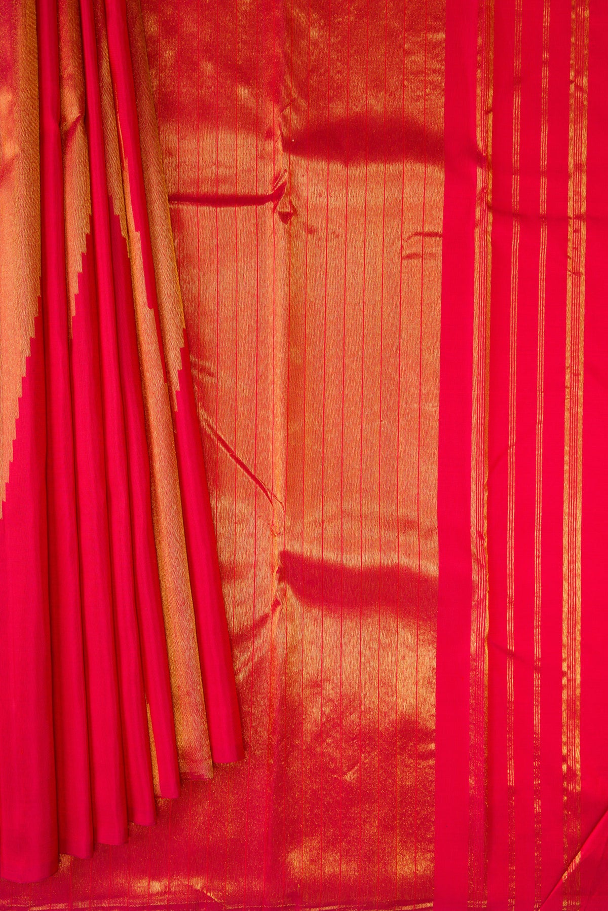 Pleats and pallu of Maroon Kanjivaram Silk Saree with Zari Butta on the body and Without Border. 