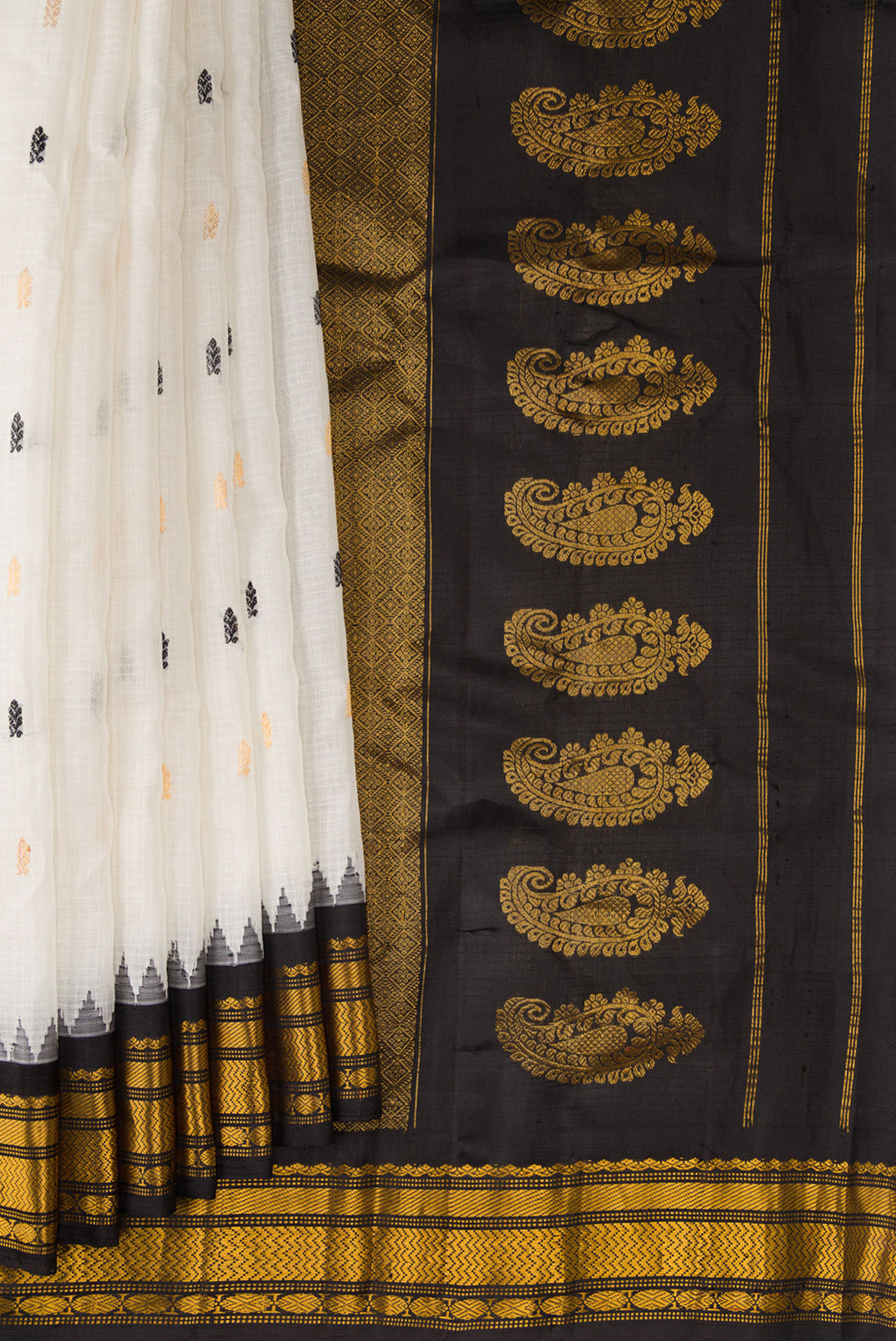 Pleats and pallu of White Gadwal Silk Cotton Saree with Checked design on the body and Zari Border. 