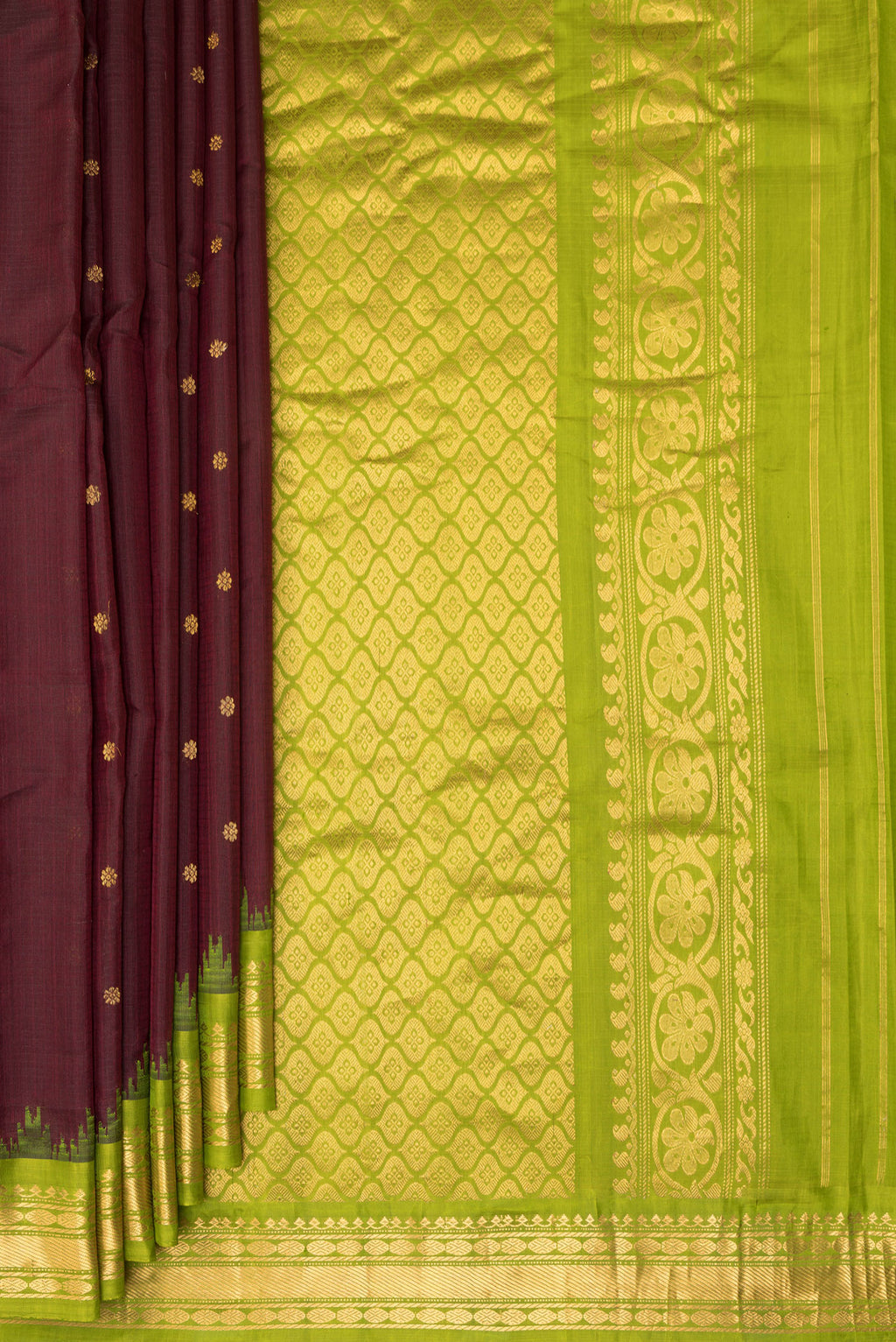 Pleats and pallu of Pure Silk Maroon Dual Tone Gadwal Saree with Checked design on the body and Zari Border. 