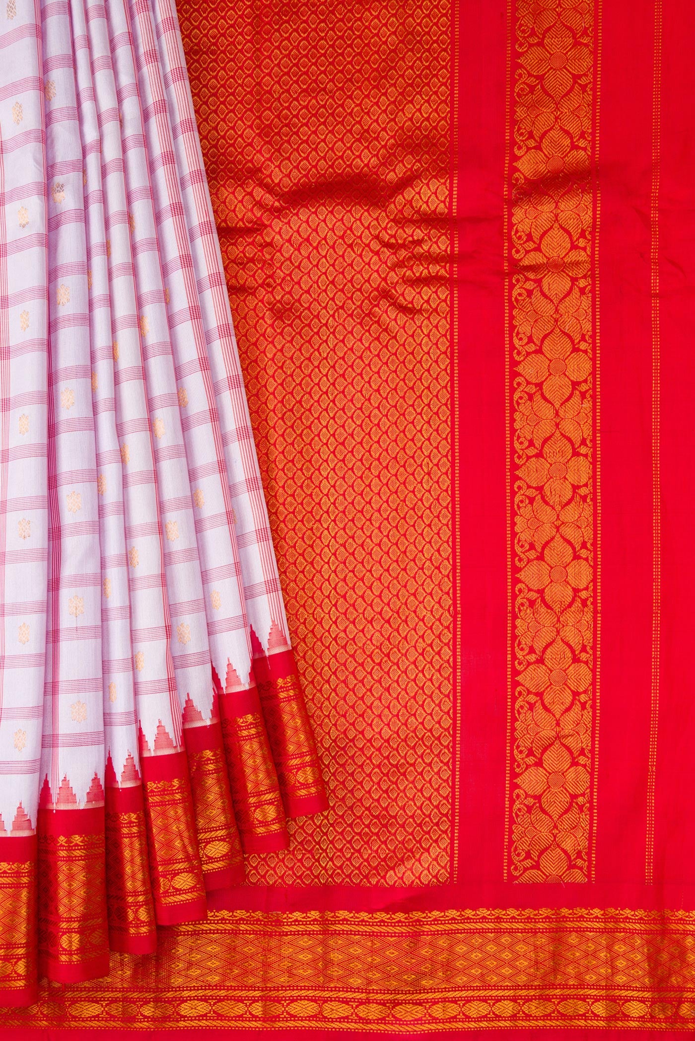Pleats and pallu of Lilac Gadwal Silk Saree with Checked design on the body and Zari Border. 