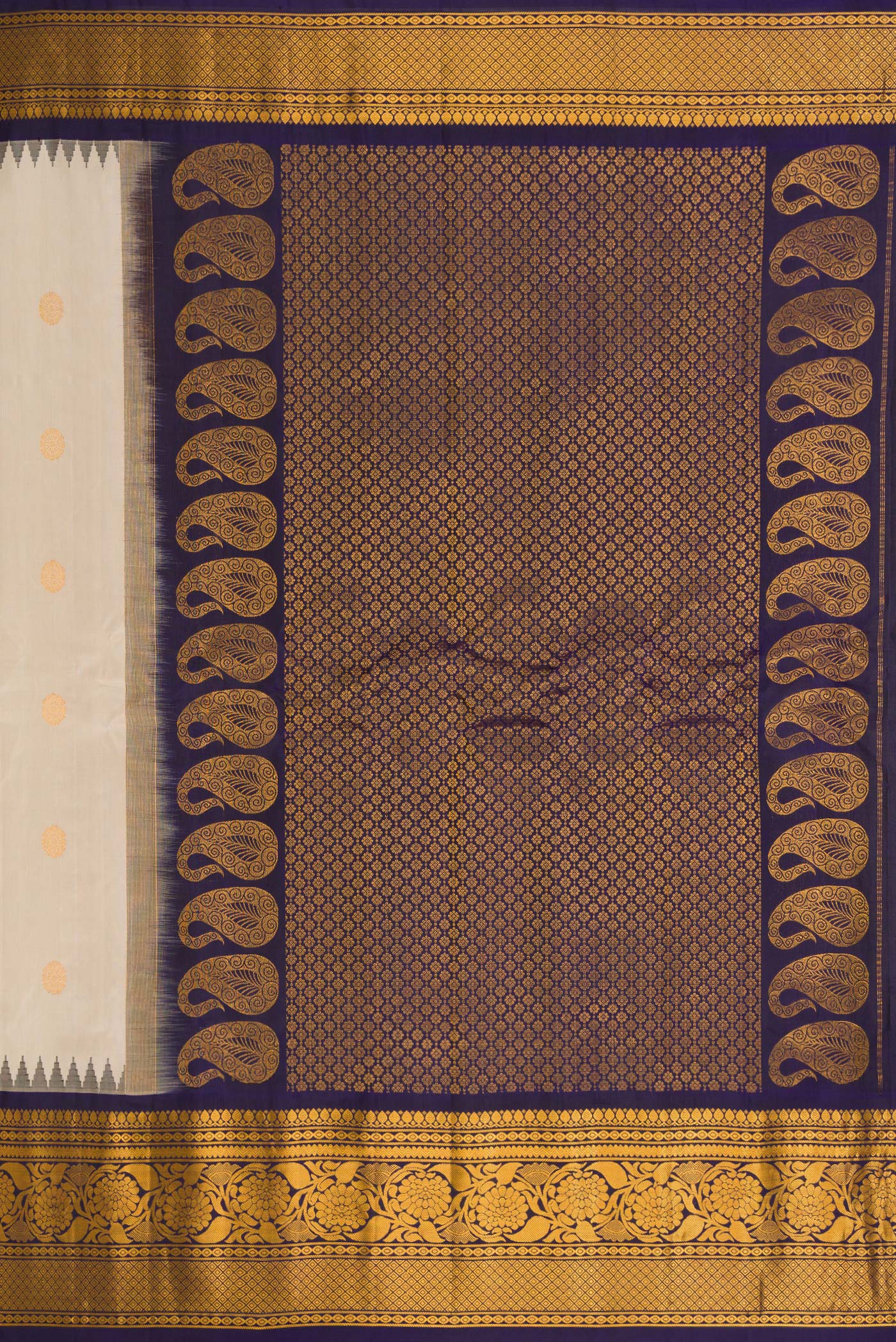Close up image of the pallu of Cream Gadwal Silk Saree with Zari Butta on the body and Zari Border. 