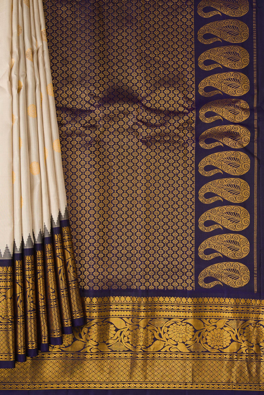 Pleats and pallu of Cream Gadwal Silk Saree with Zari Butta on the body and Zari Border. 