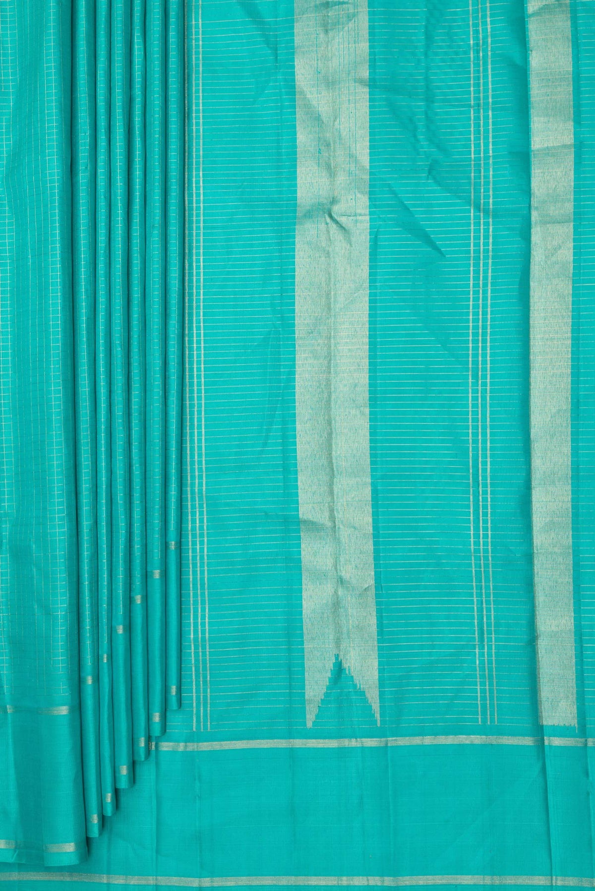 Pleats and pallu of Pure Silk Sky Blue Dual Tone Kanchipuram Saree with Checked design on the body and Zari Border. 