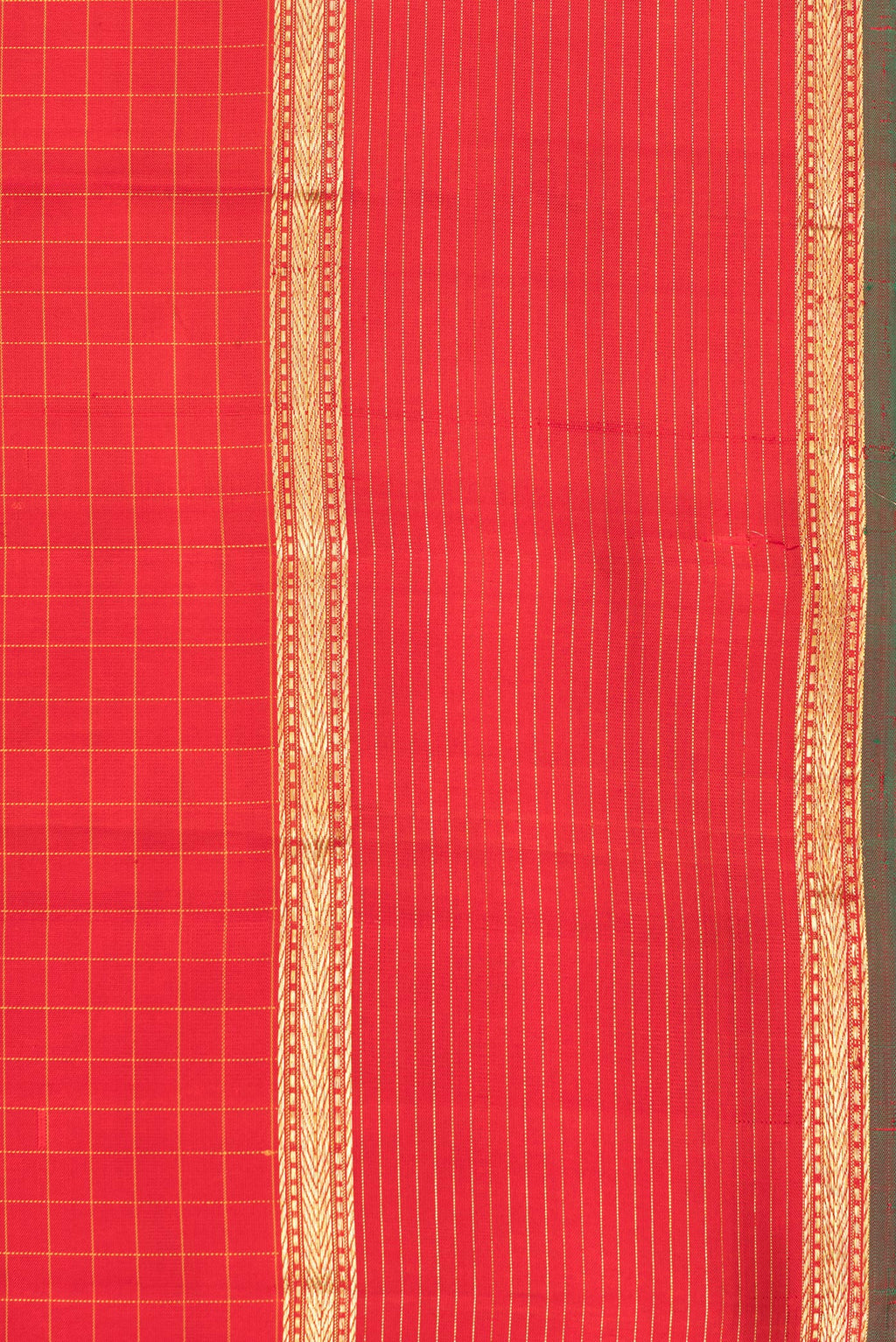 Border image of Pure Silk Red Dual Tone Kanchipuram Saree with Checked design on the body and Zari Border. 