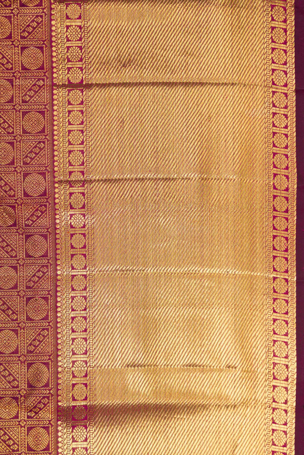 Border image of Magenta Dual Tone Kanchipuram Silk Saree with Zari Brocade on the body and Zari Border. 