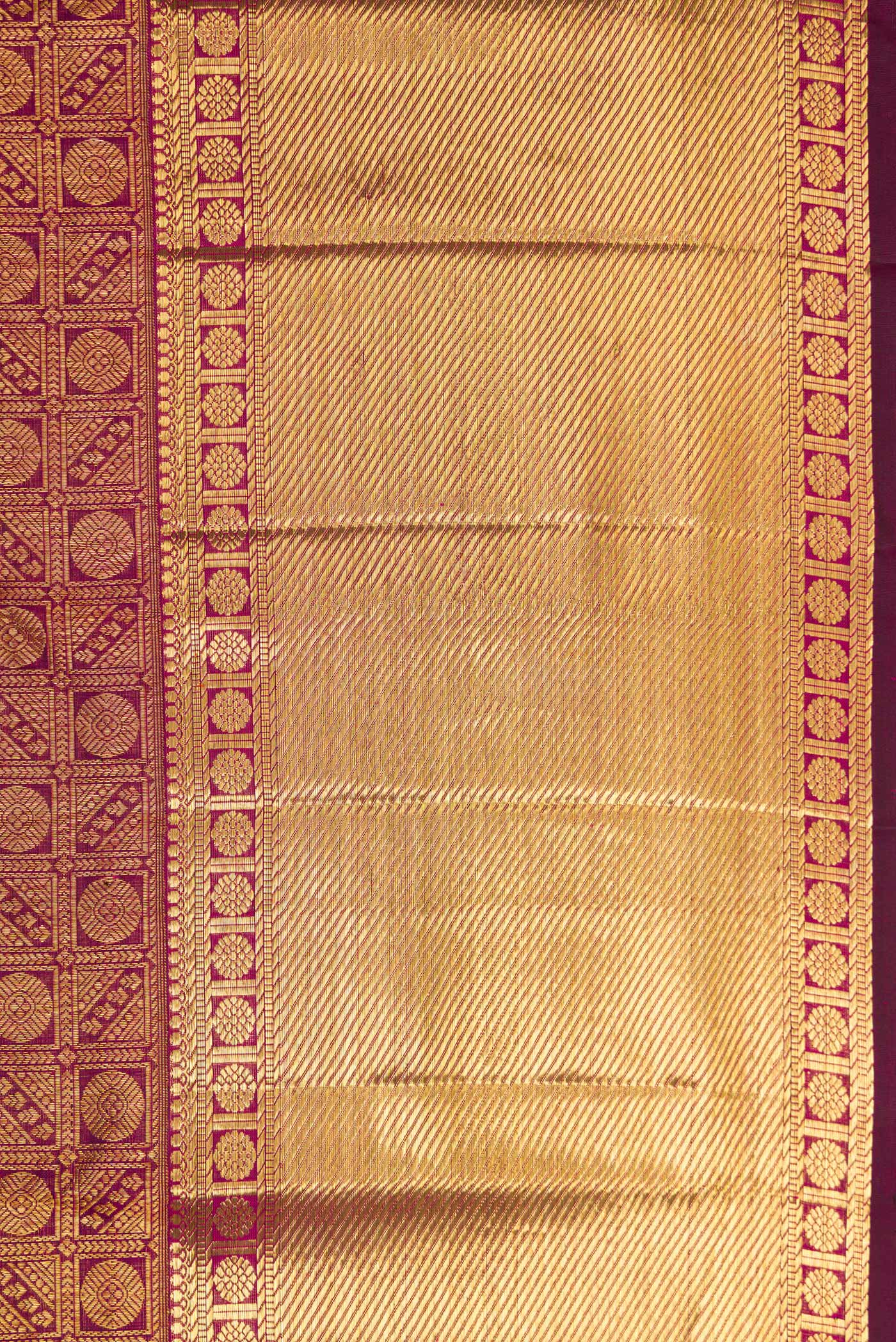 Border image of Magenta Dual Tone Kanchipuram Silk Saree with Zari Brocade on the body and Zari Border. 