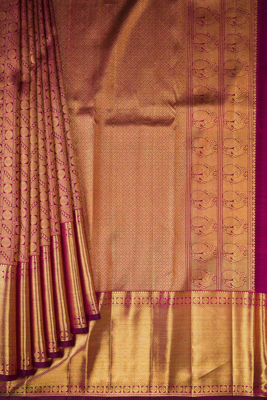 Pleats and pallu of Magenta Dual Tone Kanchipuram Silk Saree with Zari Brocade on the body and Zari Border. 