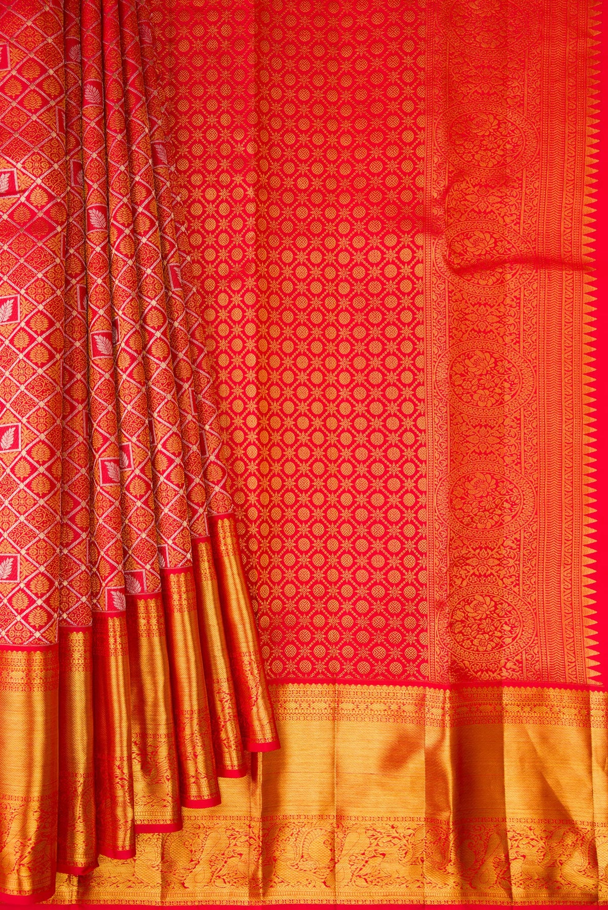 Pleats and pallu of Pure Silk Red Dual Tone Kanjivaram Saree with Zari Brocade on the body and Zari Border. 