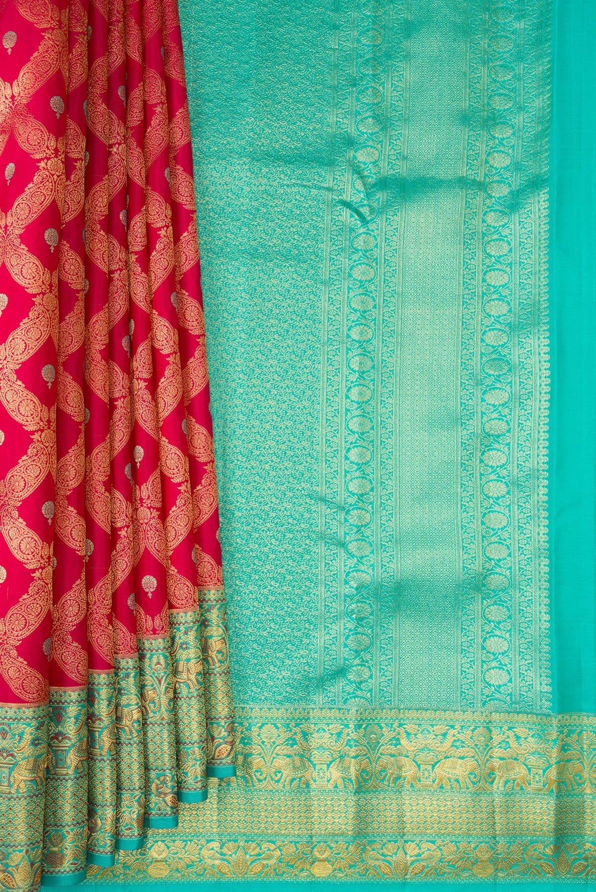 Pleats and pallu of Pure Silk Dark Pink Dual Tone Kanjivaram Saree with Zari Brocade on the body and Zari Border. 