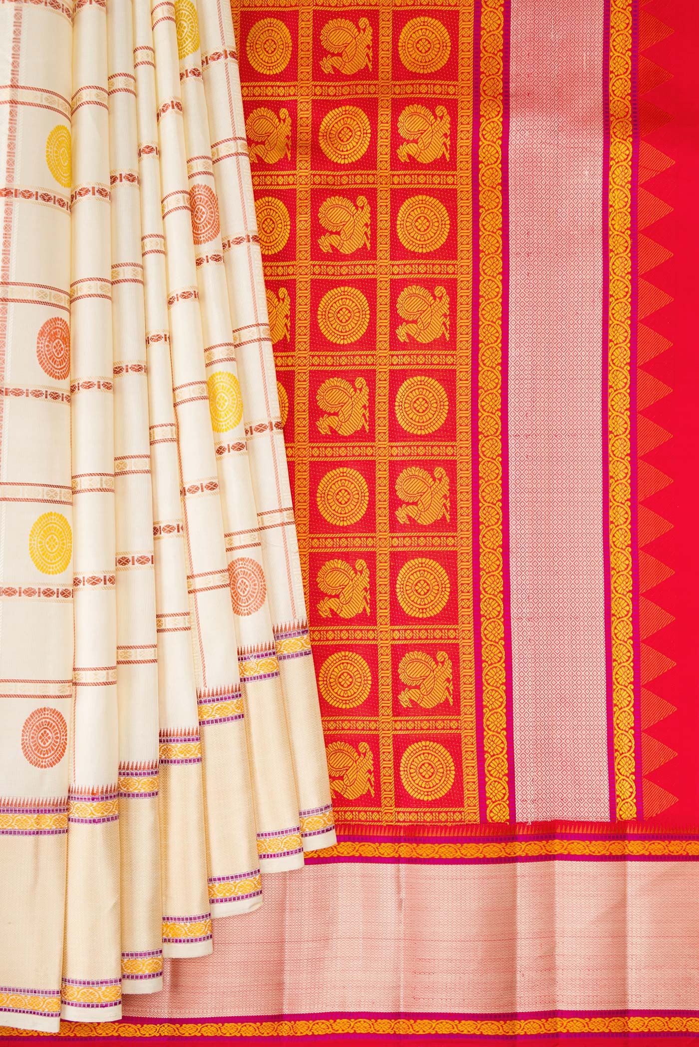 Pleats and pallu of Cream Kanchipuram Silk Saree with Checked design on the body and Thread Border. 