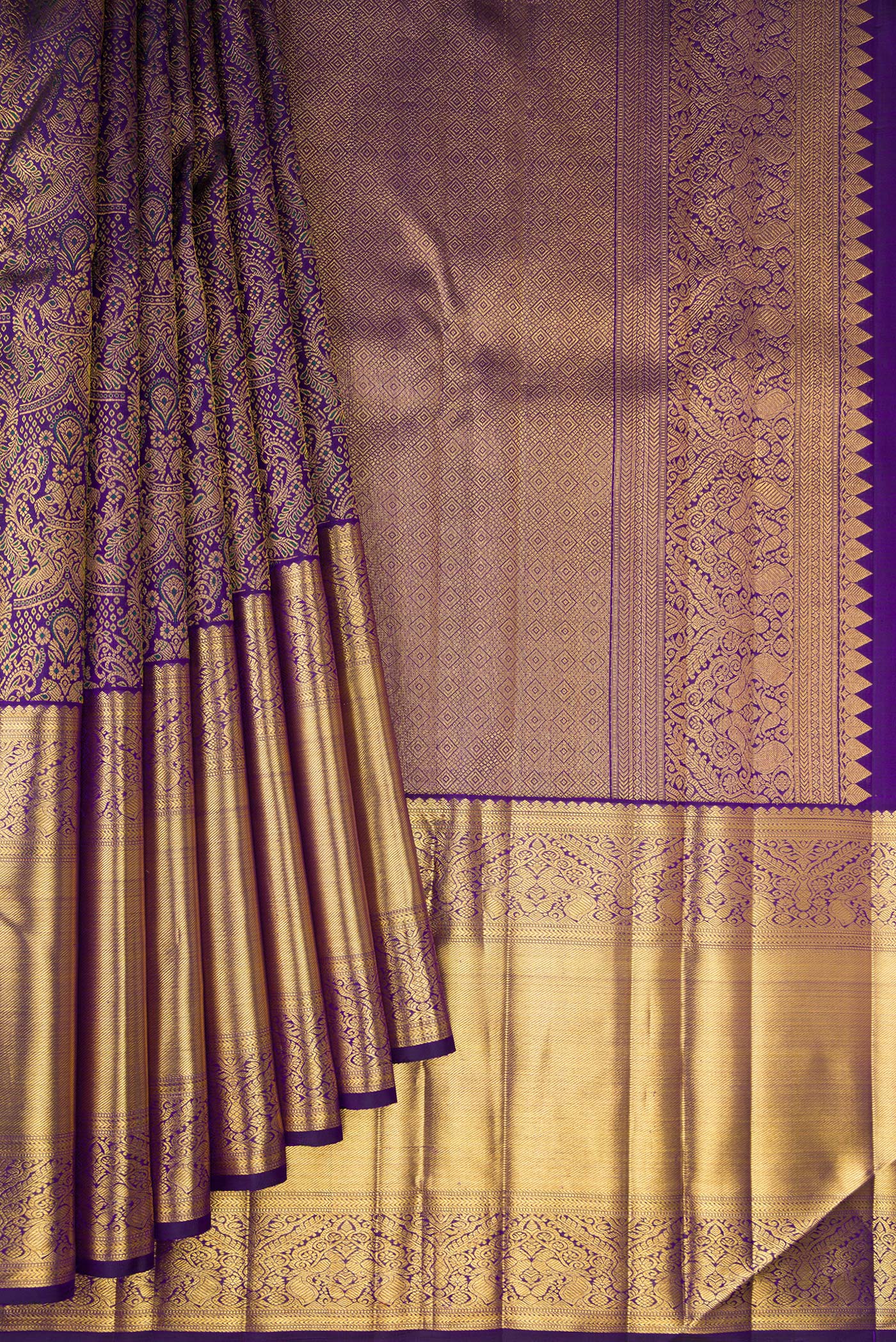 Pleats and pallu of Navy Blue Dual Tone Kanchipuram Silk Saree with Zari Brocade on the body and Fancy Border. 