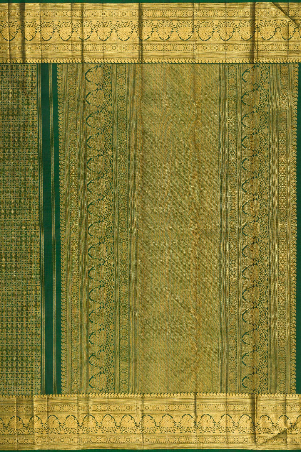 Close up image of the pallu of Bottle Green Kanchipuram Silk Saree with Zari Brocade on the body and Zari Border. 