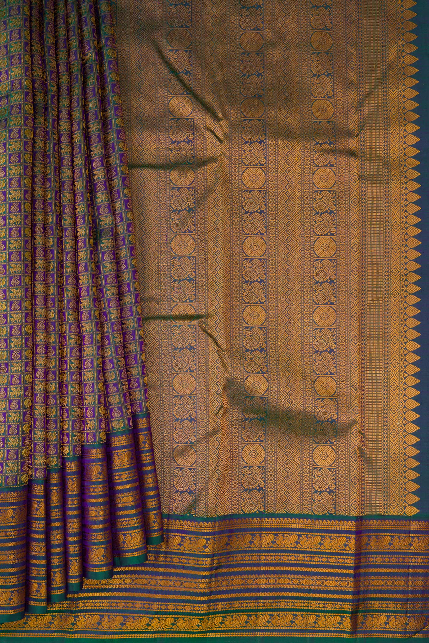 Pleats and pallu of Peacock Blue Dual Tone Kanjivaram Silk Saree with Jacquard design on the body and Thread Border. 