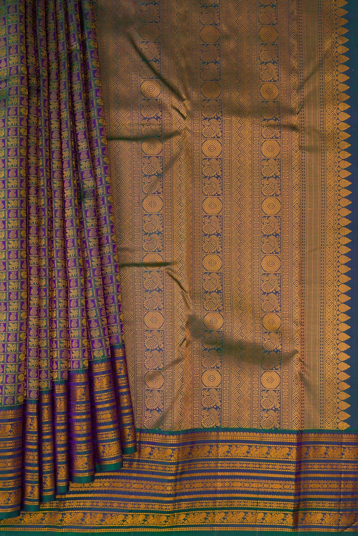 Pleats and pallu of Peacock Blue Dual Tone Kanjivaram Silk Saree with Jacquard design on the body and Thread Border. 