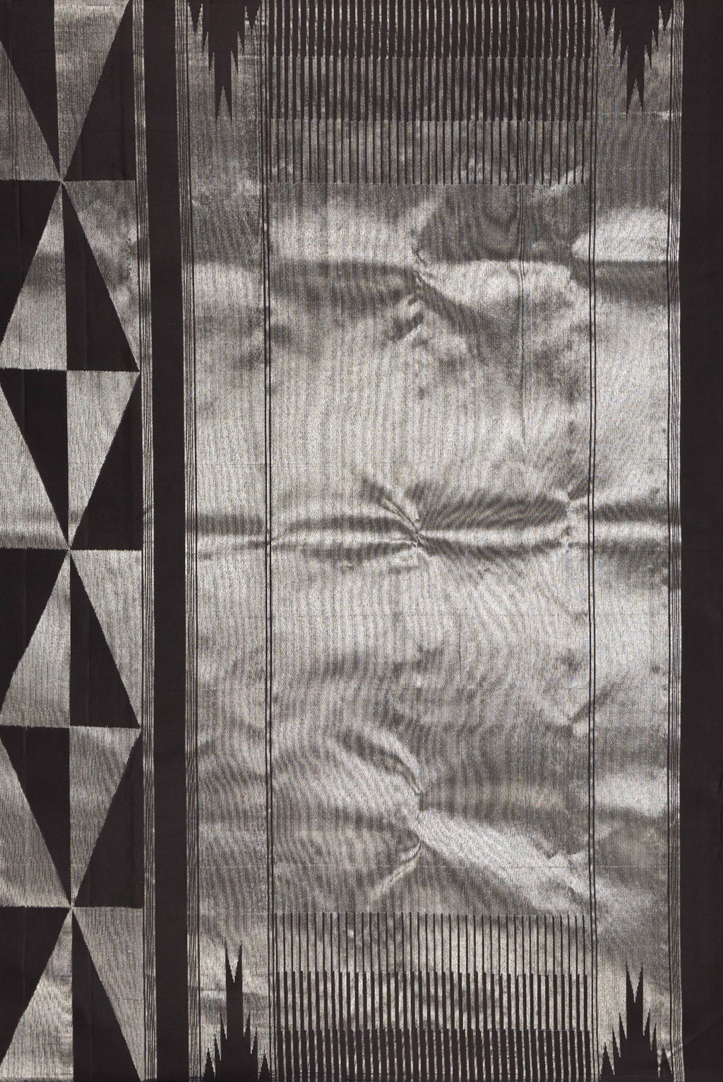 Close up image of the pallu of Pure Silk Black Dual Tone Kanchipuram Saree with Zari Brocade on the body and Without Border. 