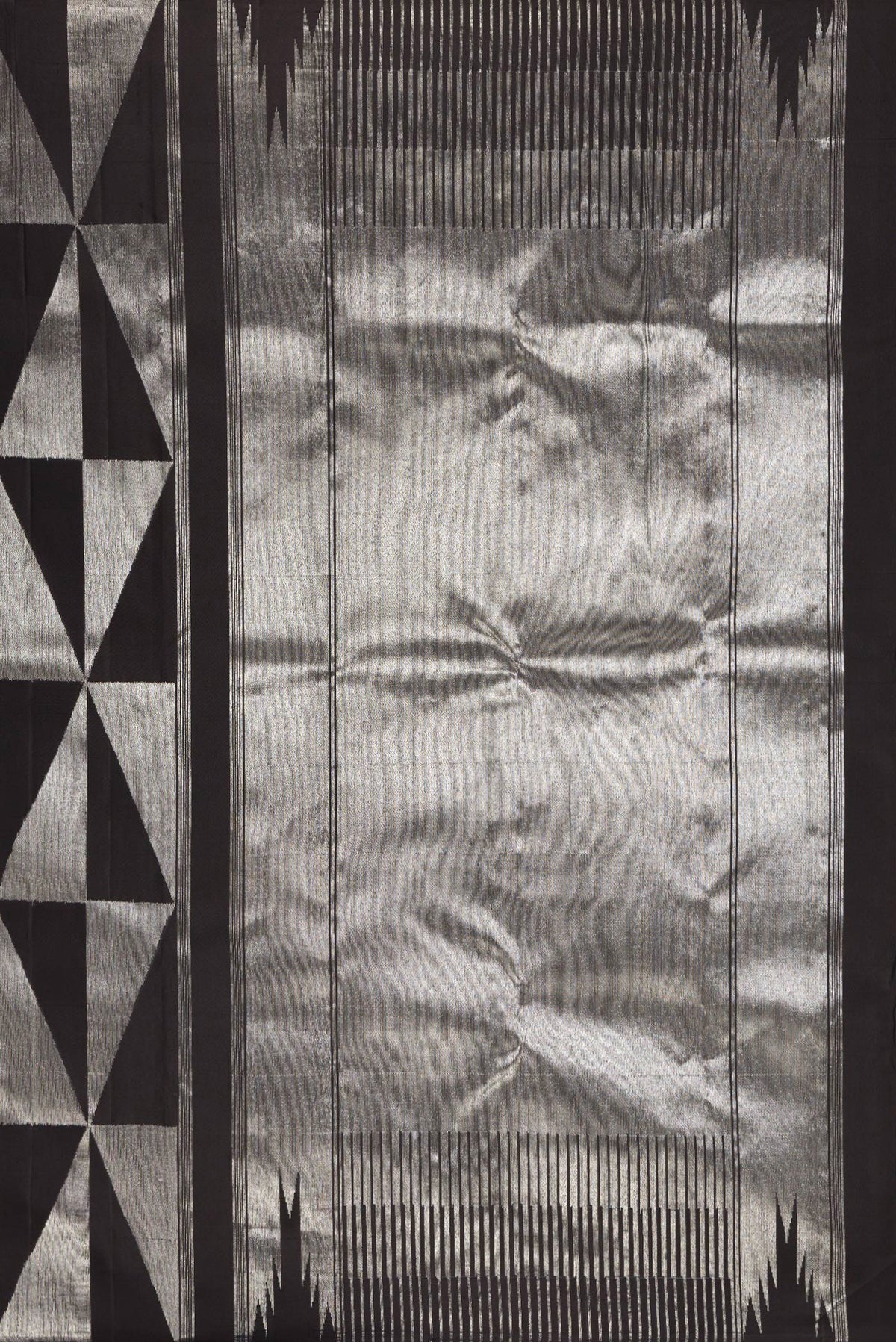 Close up image of the pallu of Pure Silk Black Dual Tone Kanchipuram Saree with Zari Brocade on the body and Without Border. 