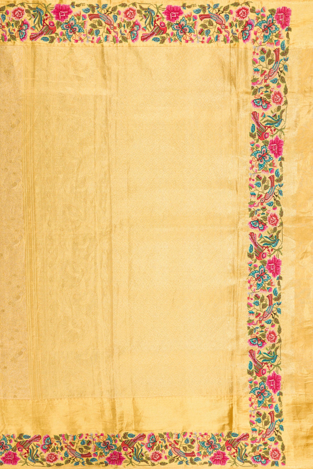 Close up image of the pallu of Gold Dual Tone Kanjivaram Tissue Silk Saree with Zari Brocade on the body and Embroidery Border. 
