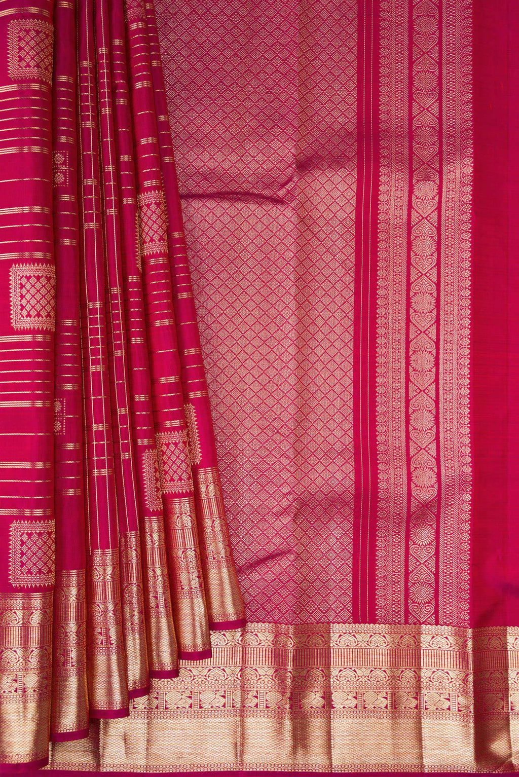 Pleats and pallu of Pure Silk Dark Pink Kanchipuram Saree with Checked design on the body and Zari Border. 