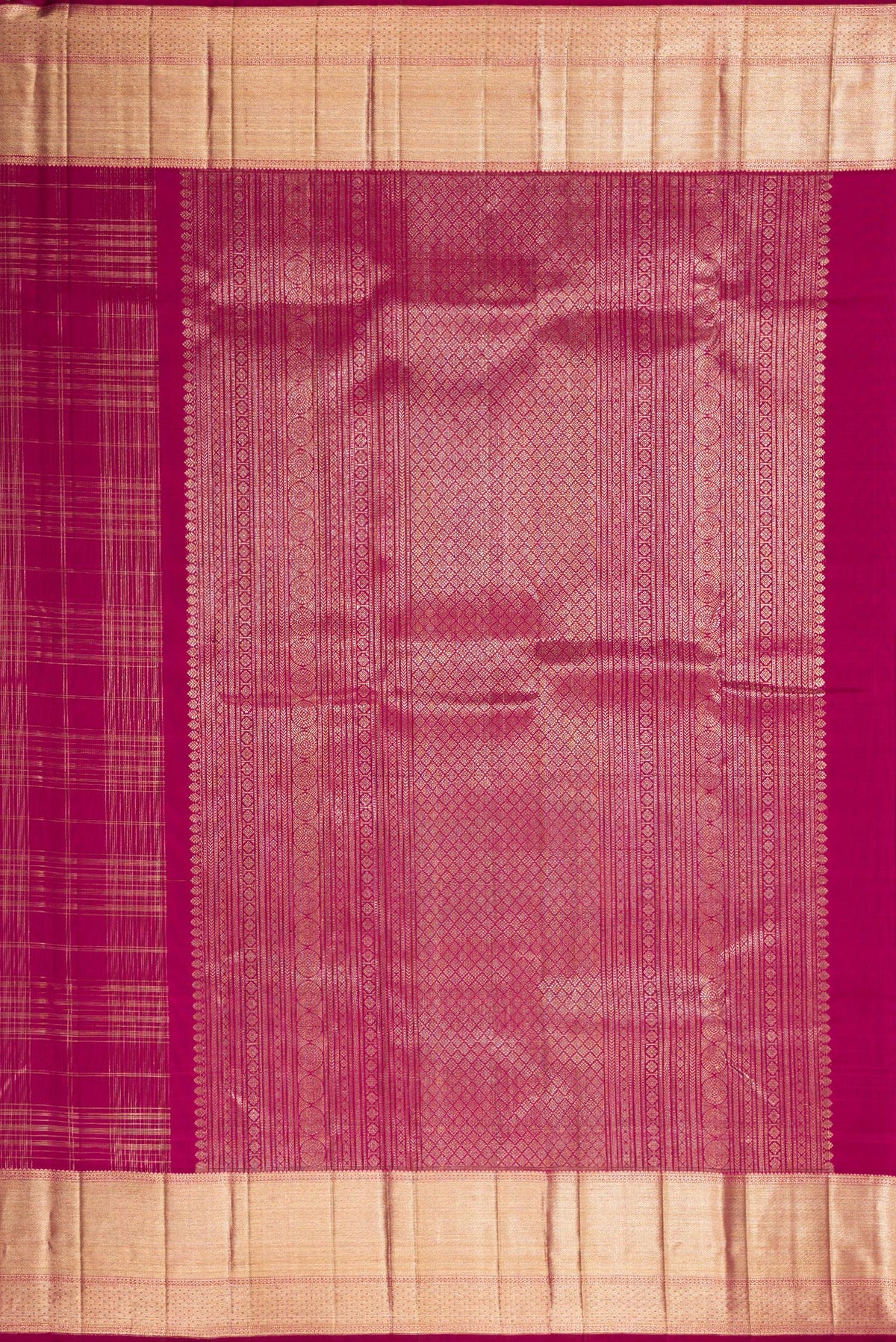 Close up image of the pallu of Pure Silk Dark Pink Kanchipuram Saree with Checked design on the body and Zari Border. 