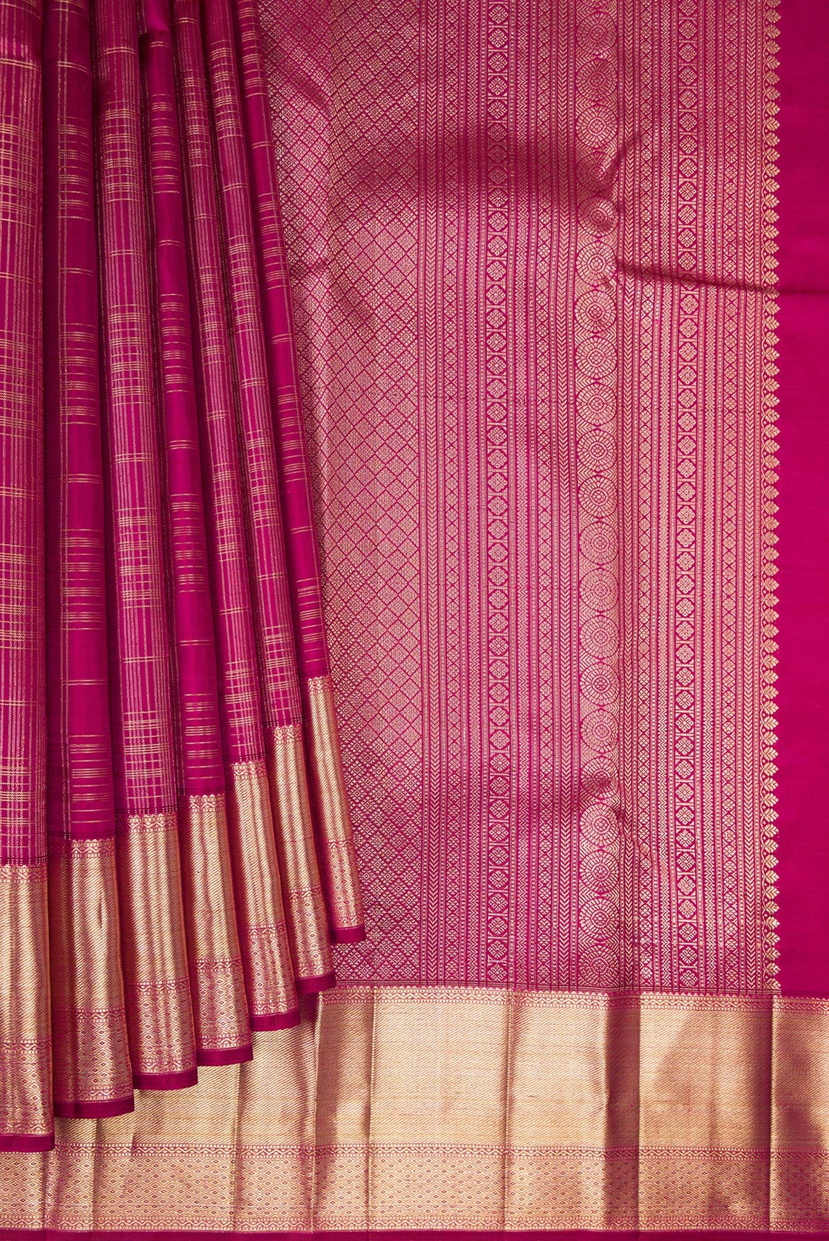 Pleats and pallu of Pure Silk Dark Pink Kanchipuram Saree with Checked design on the body and Zari Border. 