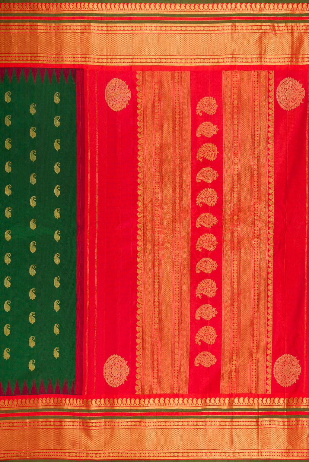 Close up image of the pallu of Green Gadwal Silk Saree with Zari Butta on the body and Zari Border. 