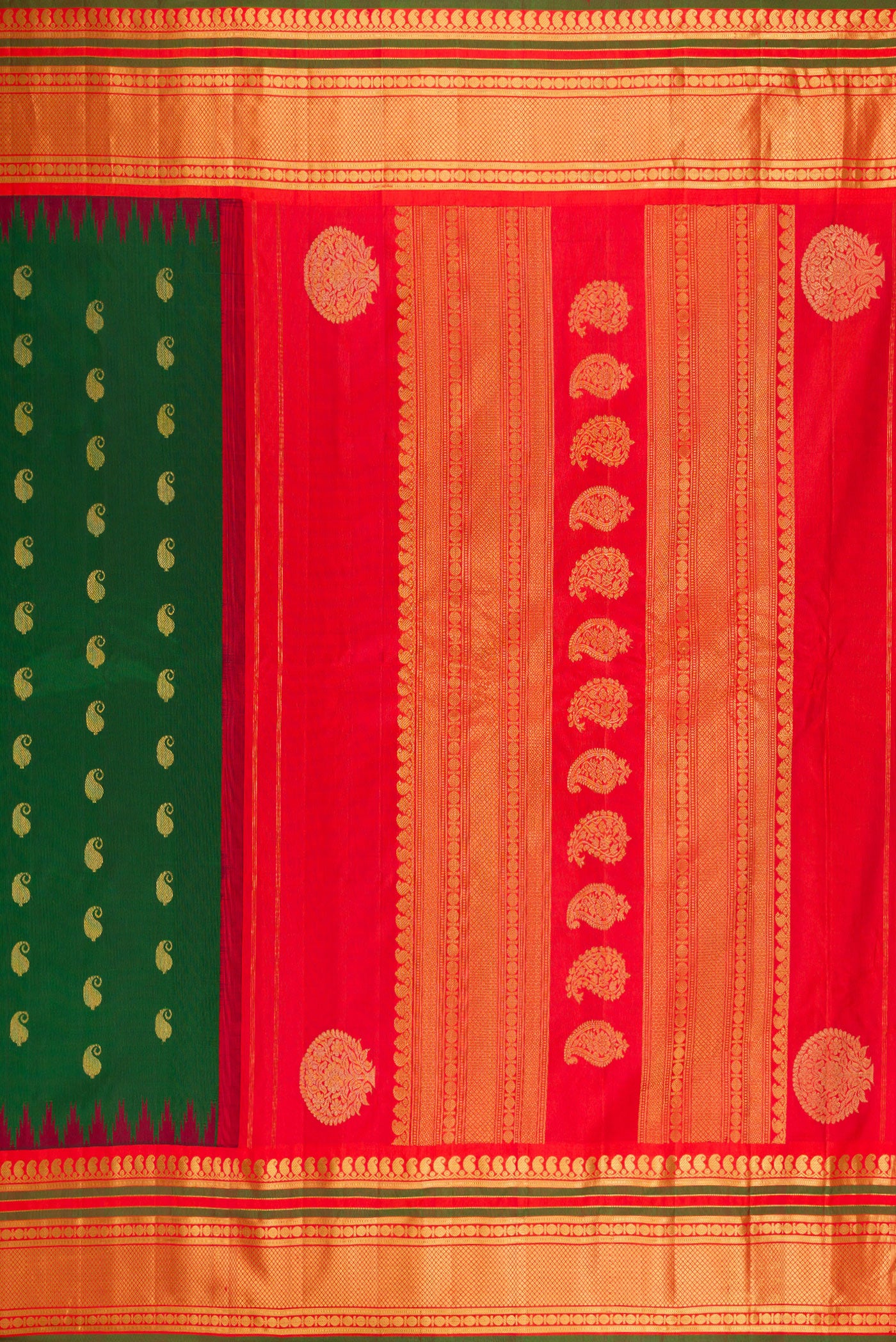 Close up image of the pallu of Green Gadwal Silk Saree with Zari Butta on the body and Zari Border. 