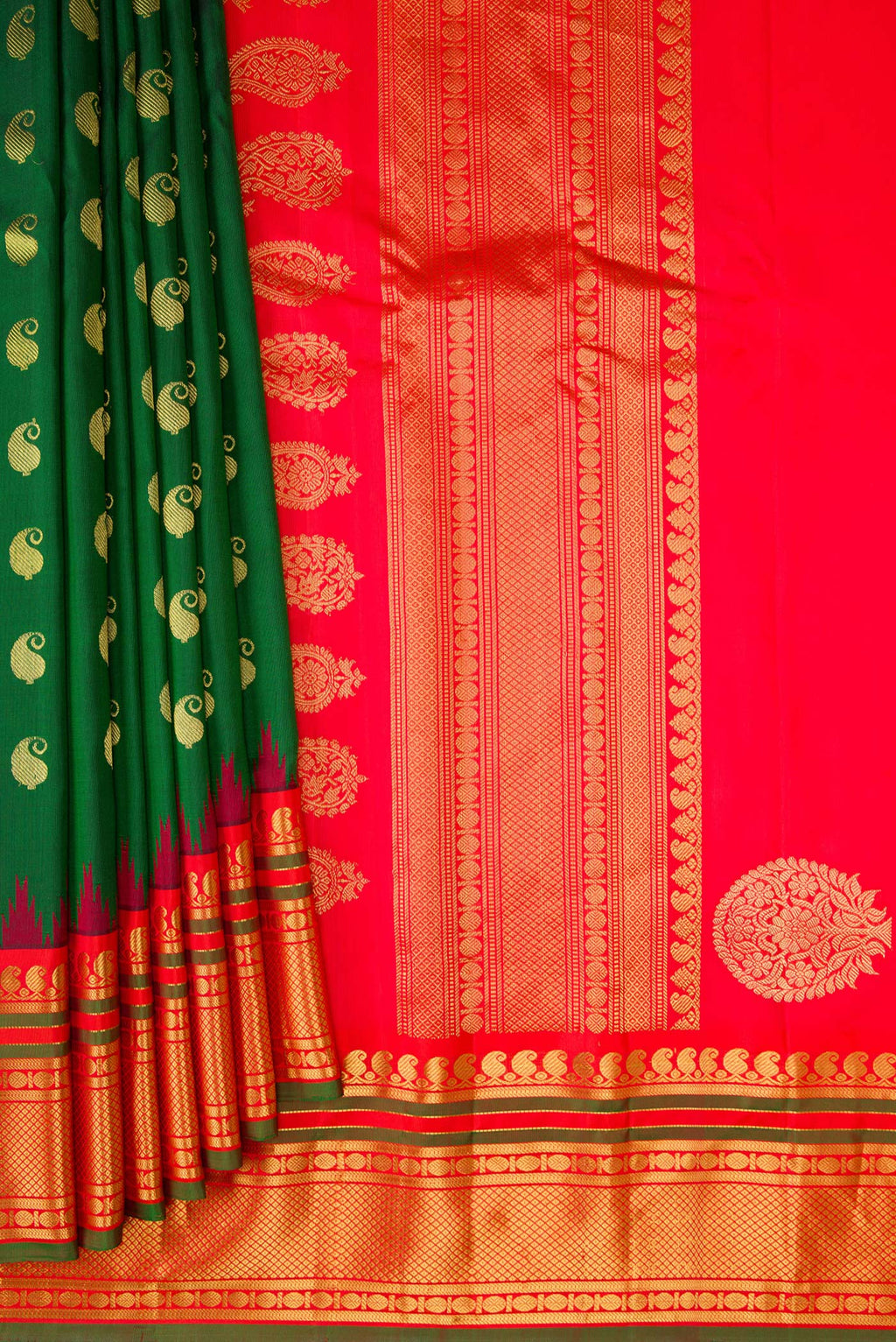 Pleats and pallu of Green Gadwal Silk Saree with Zari Butta on the body and Zari Border. 