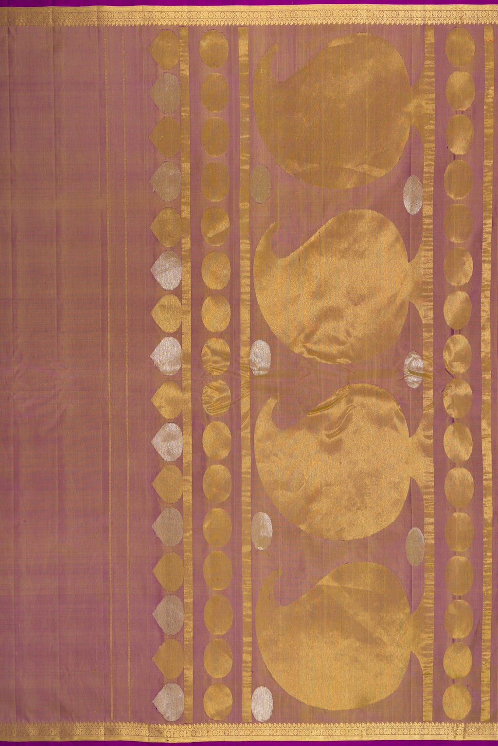 Close up image of the pallu of Purple Dual Tone Gadwal Silk Saree with Plain Body and Zari Border. 