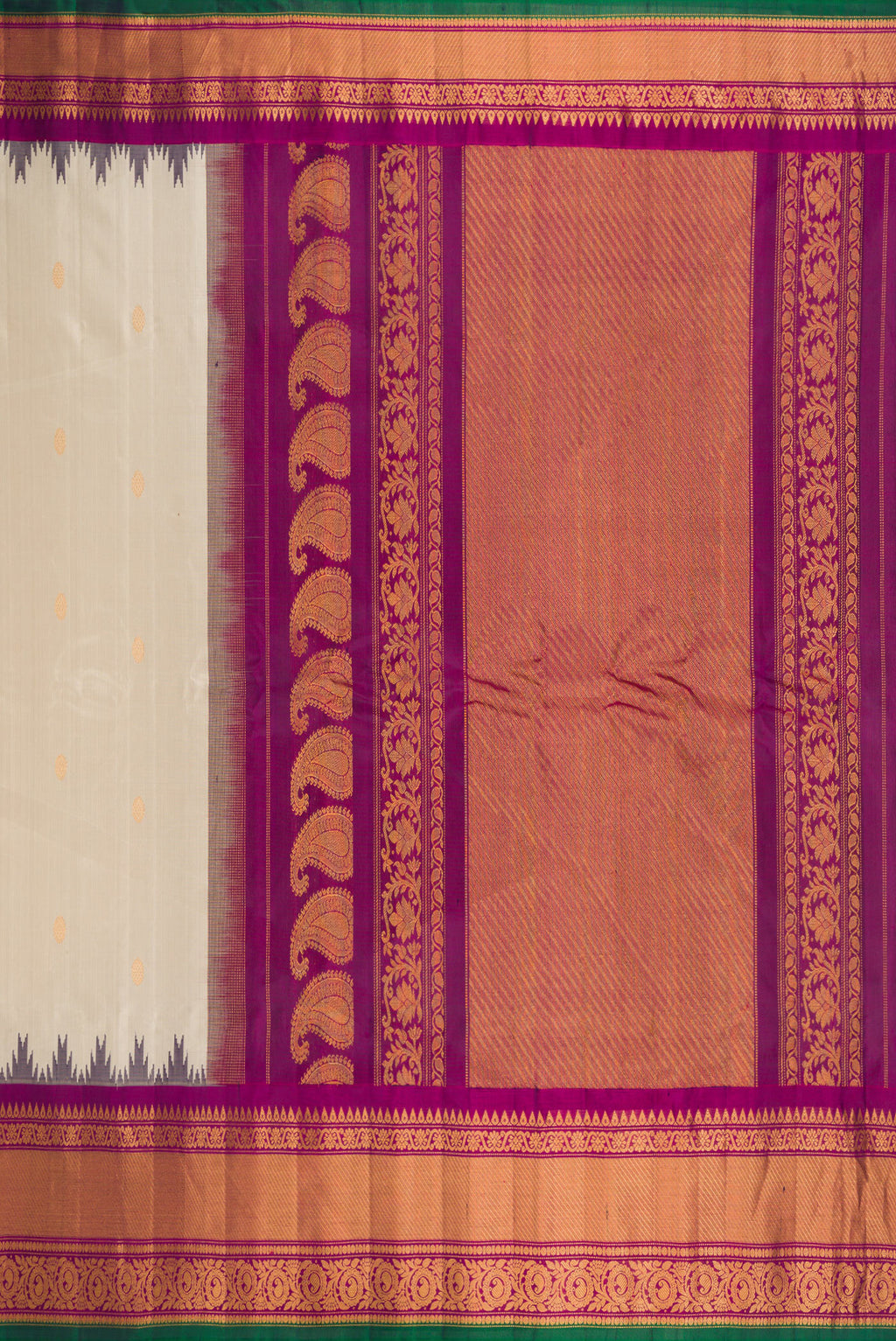 Close up image of the pallu of Cream Gadwal Silk Saree with Zari Butta on the body and Zari Border. 