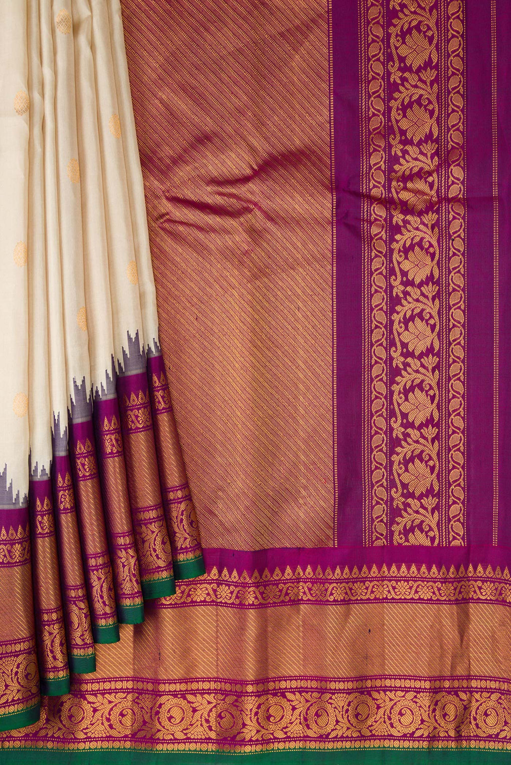 Pleats and pallu of Cream Gadwal Silk Saree with Zari Butta on the body and Zari Border. 
