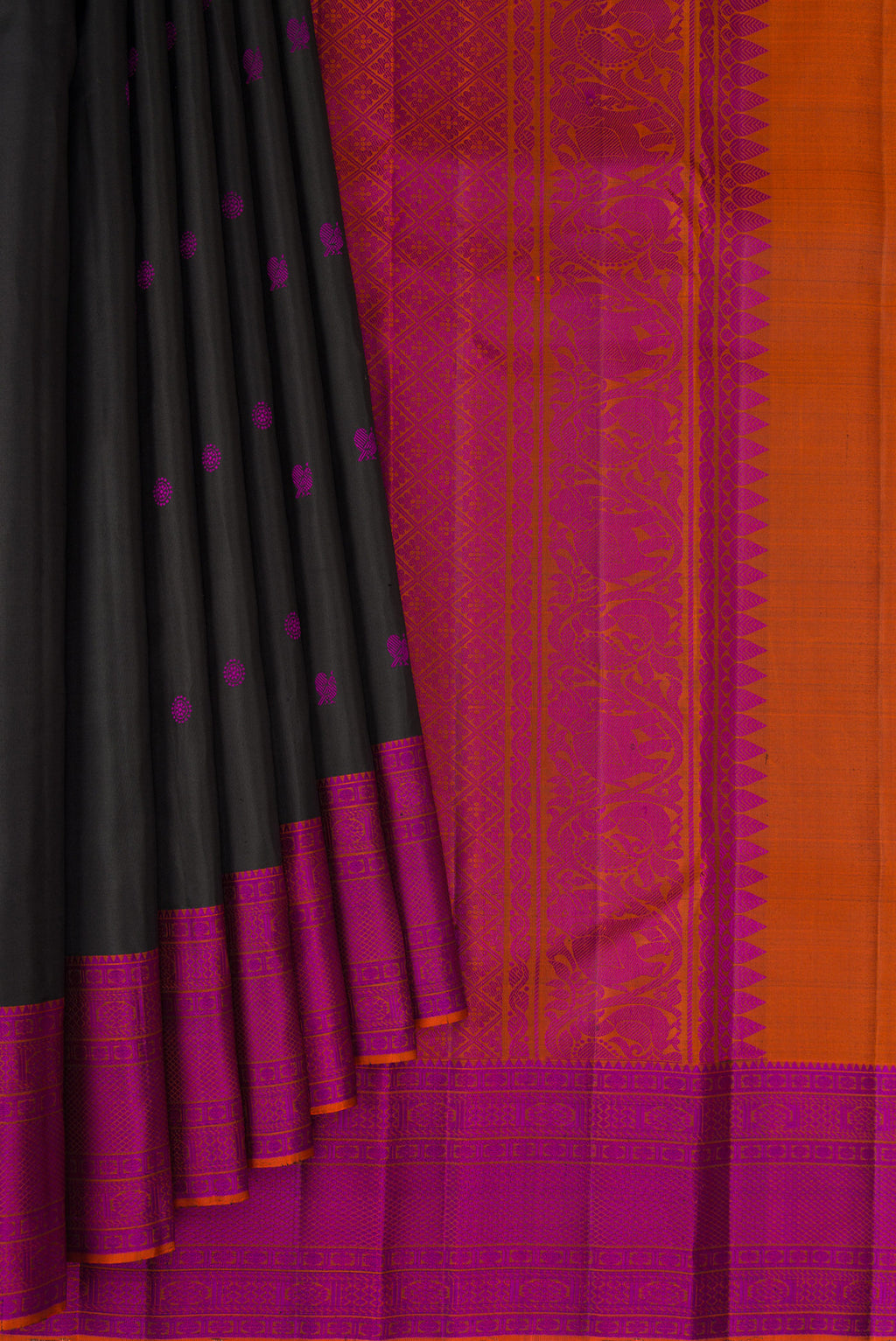 Pleats and pallu of Black Kanchipuram Silk Saree with Thread Butta on the body and Thread Border. 