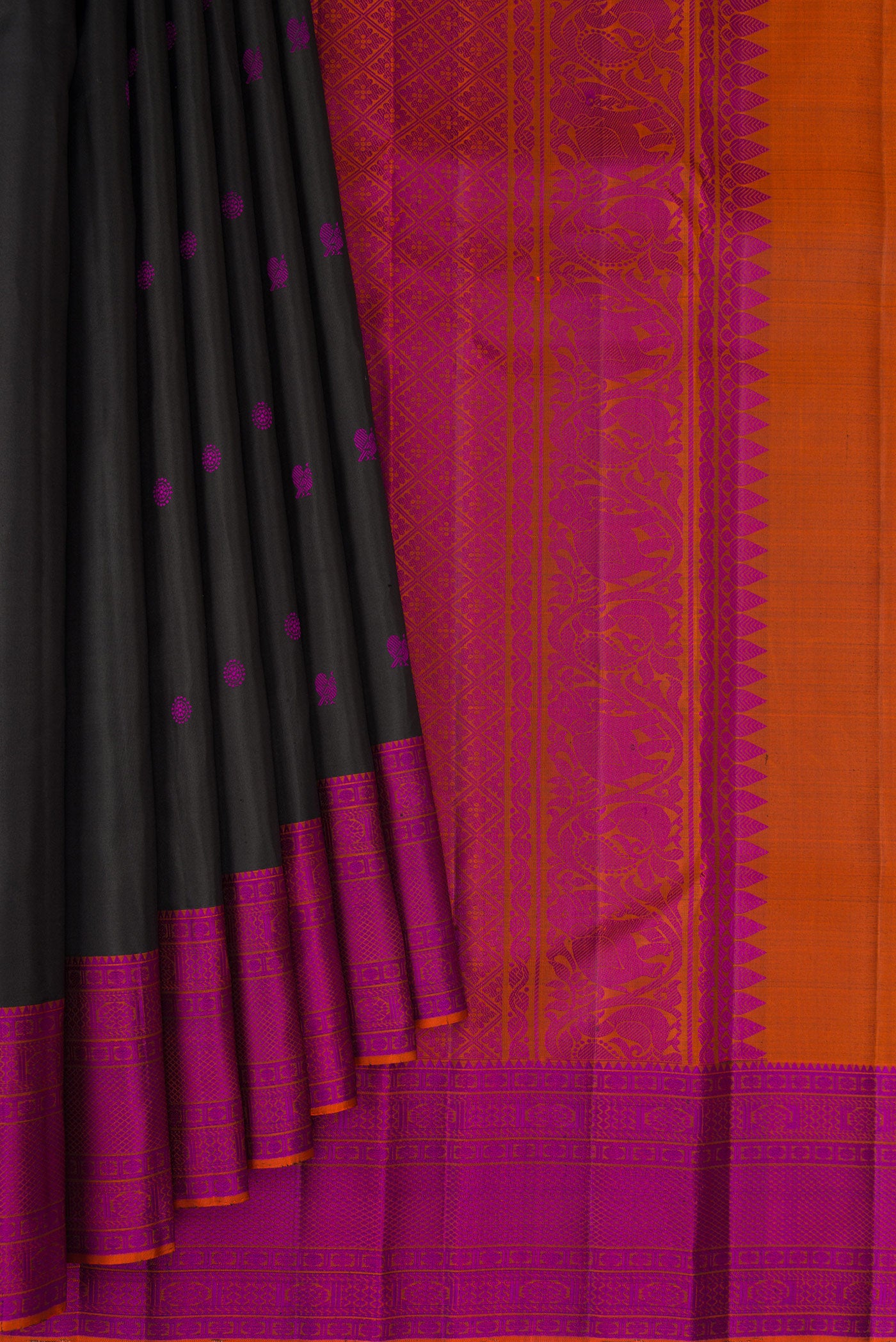 Pleats and pallu of Black Kanchipuram Silk Saree with Thread Butta on the body and Thread Border. 
