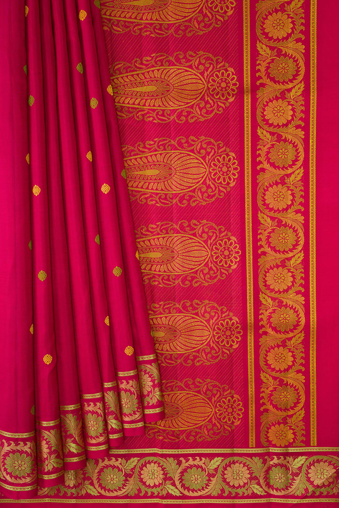 Pleats and pallu of Rani Pink Kanchipuram Silk Saree with Thread Butta on the body and Thread Border. 