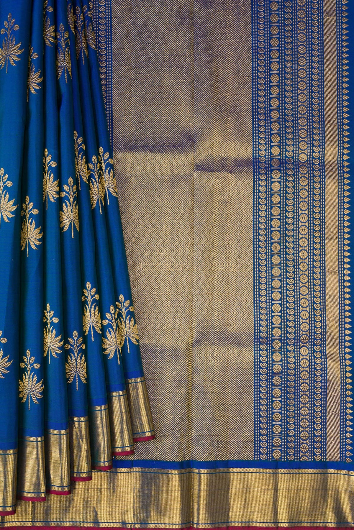 Pleats and pallu of Pure Silk Blue Dual Tone Kanjivaram Saree with Zari Butta on the body and Zari Border. 