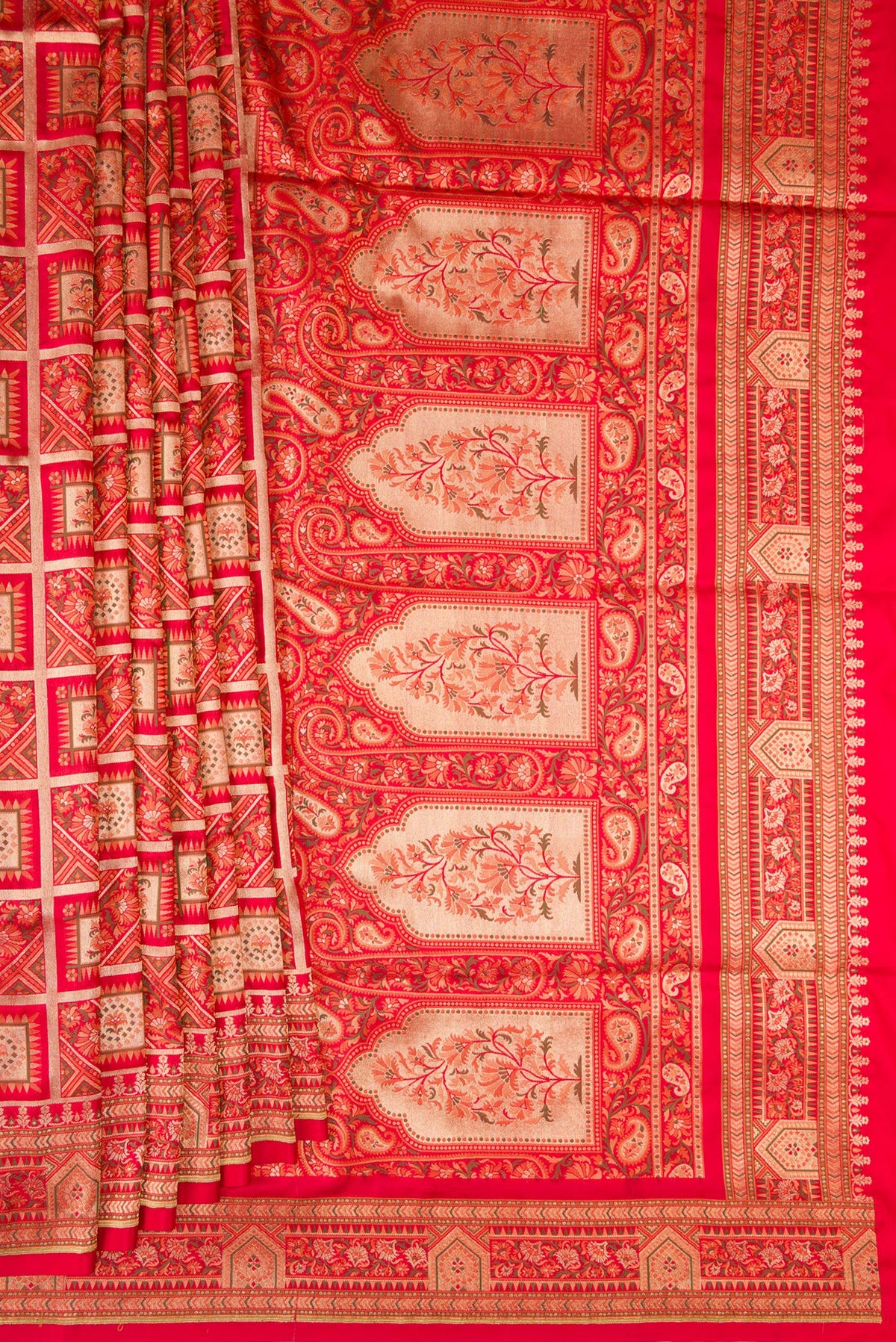 Pleats and pallu of Pure Silk Red Banarasi Jamavar Saree with Zari Brocade on the body and Zari And Thread Border. 