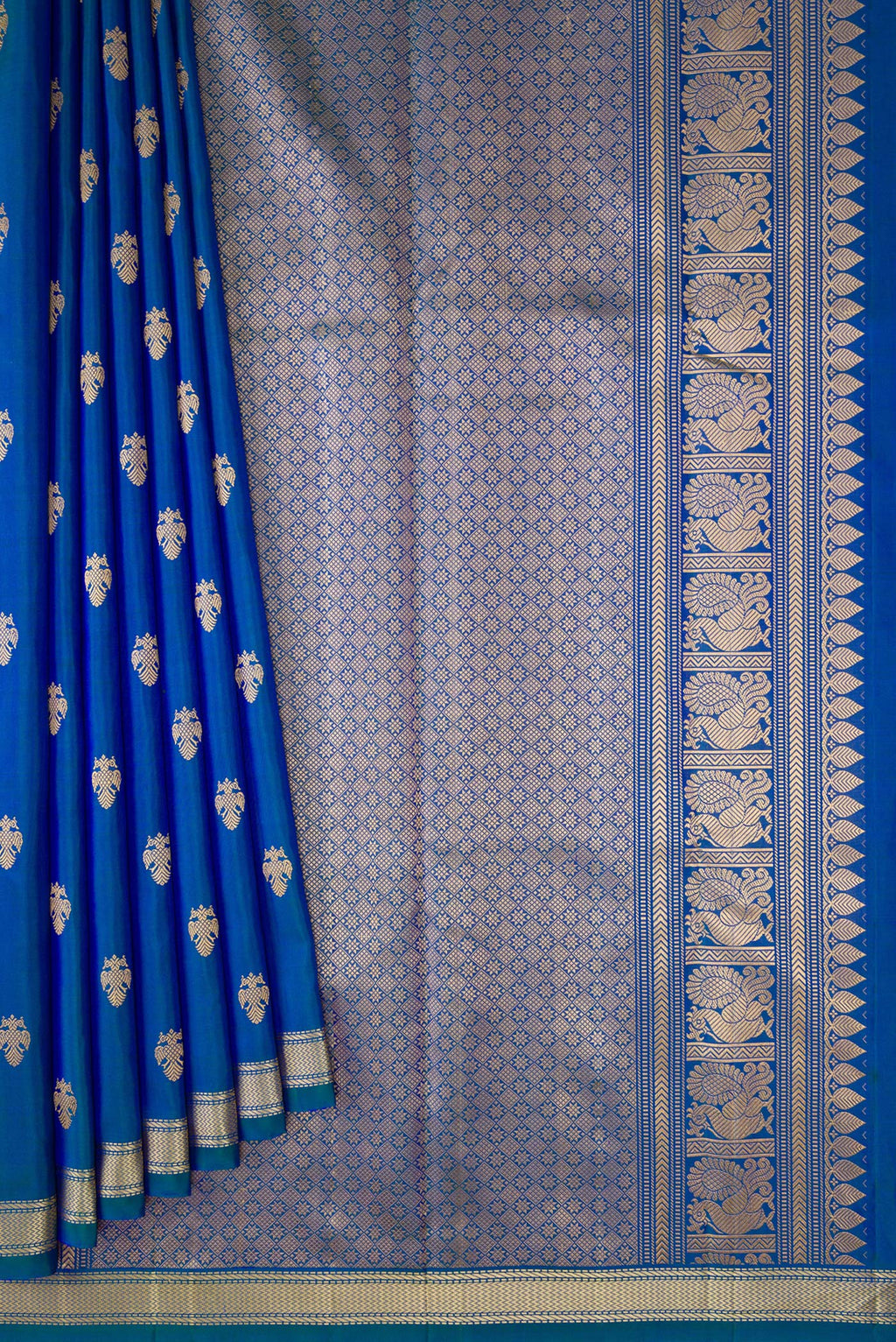 Pleats and pallu of Peacock Blue Dual Tone Kanchipuram Silk Saree with Thread Butta on the body and Thread Border. 