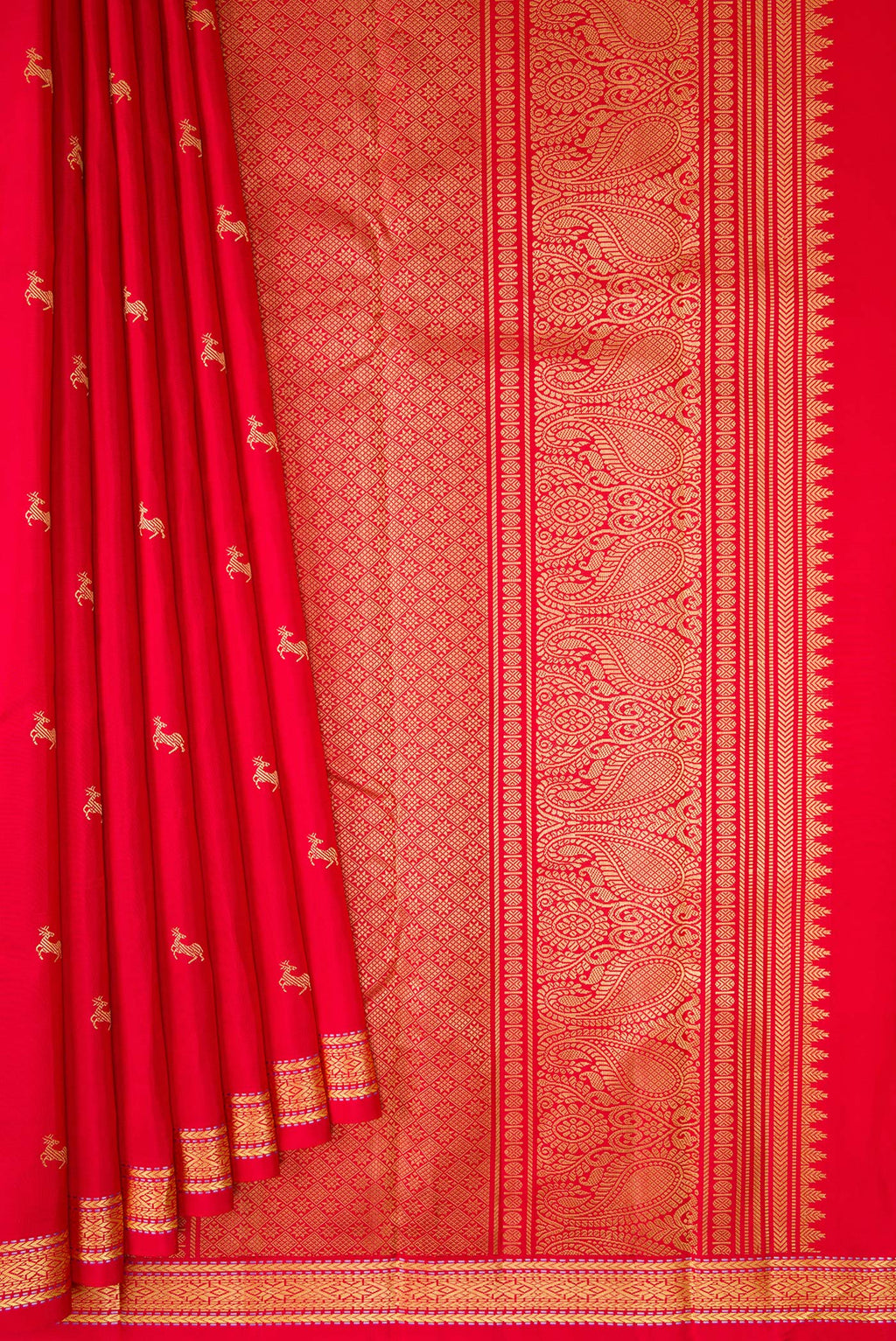 Pleats and pallu of Red Kanchipuram Silk Saree with Thread Butta on the body and Thread Border. 