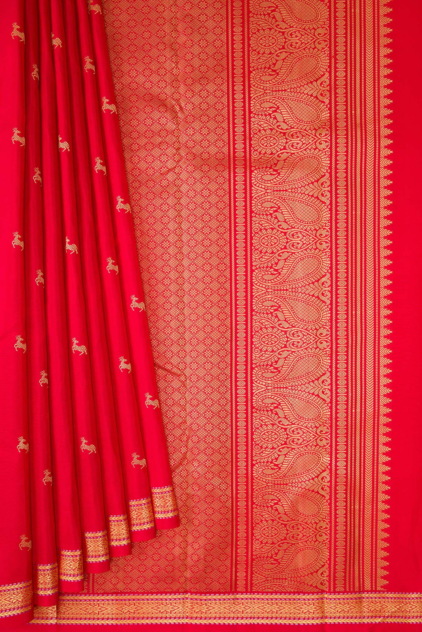 Pleats and pallu of Red Kanchipuram Silk Saree with Thread Butta on the body and Thread Border. 