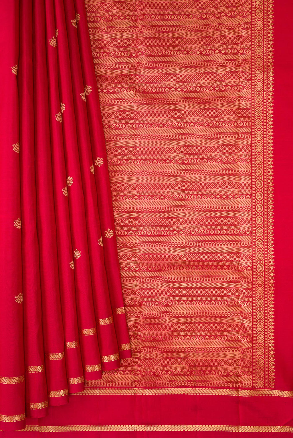 Pleats and pallu of Red Kanchipuram Silk Saree with Thread Butta on the body and Thread Border. 