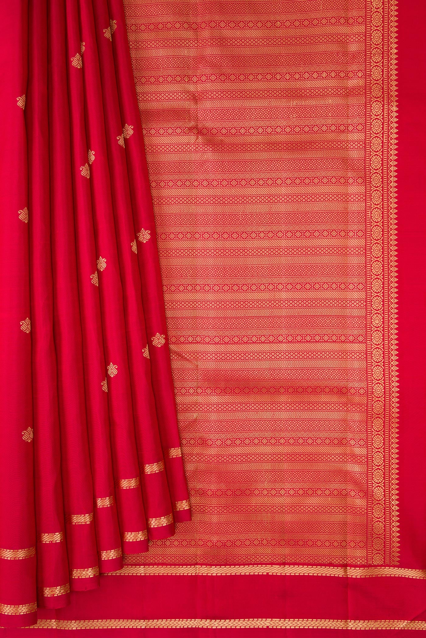 Pleats and pallu of Red Kanchipuram Silk Saree with Thread Butta on the body and Thread Border. 