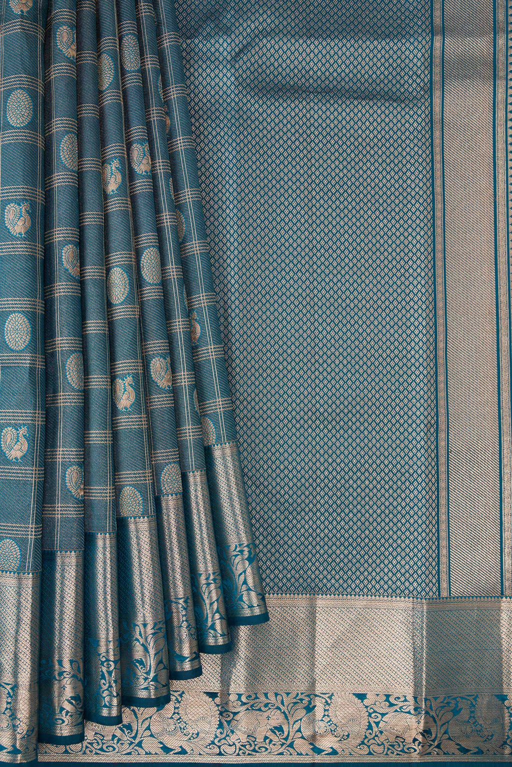 Pleats and pallu of Pure Silk Teal Dual Tone Kanchipuram Saree with Zari Brocade on the body and Zari Border. 