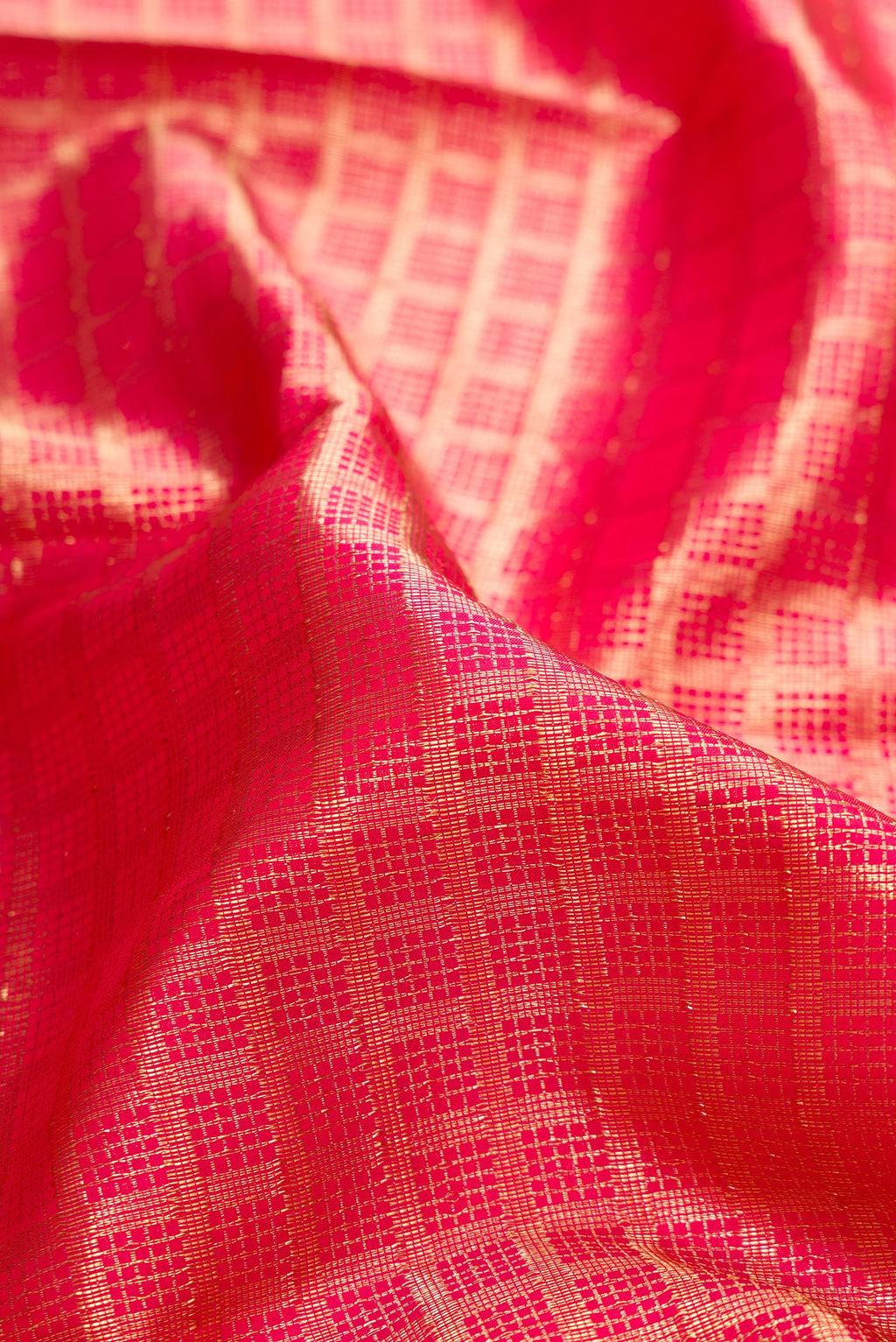 Close up of Pure Silk Dark Pink Dual Tone Kanchipuram Saree with Zari Brocade on the body and Zari Border.  displaying folds