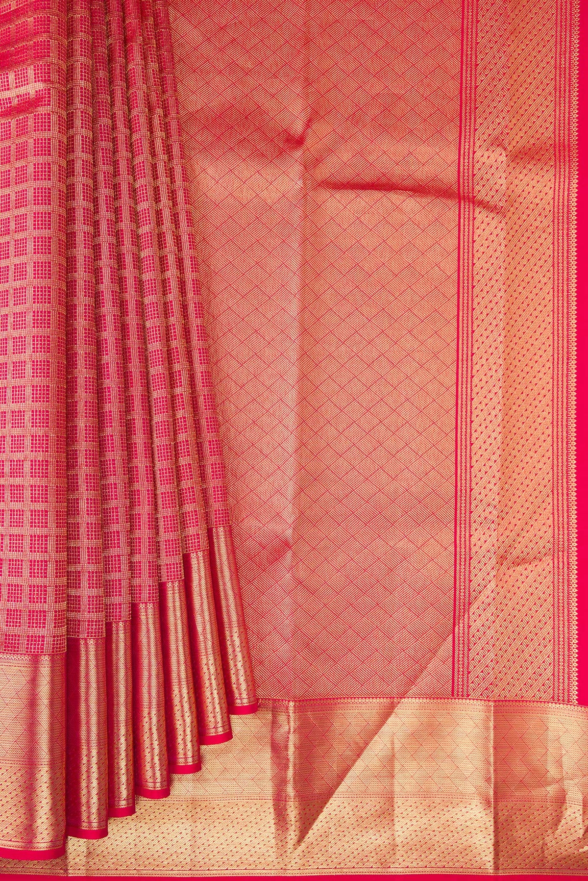 Pleats and pallu of Pure Silk Dark Pink Dual Tone Kanchipuram Saree with Zari Brocade on the body and Zari Border. 