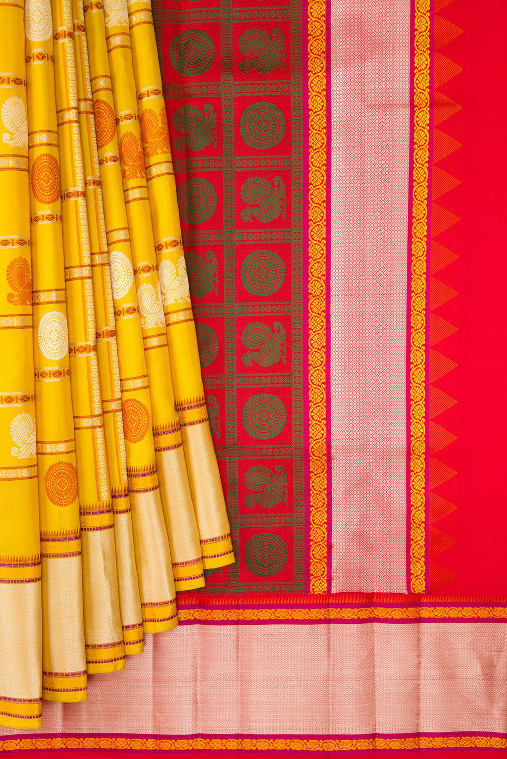 Pleats and pallu of Yellow Kanchipuram Silk Saree with Checked design on the body and Thread Border. 