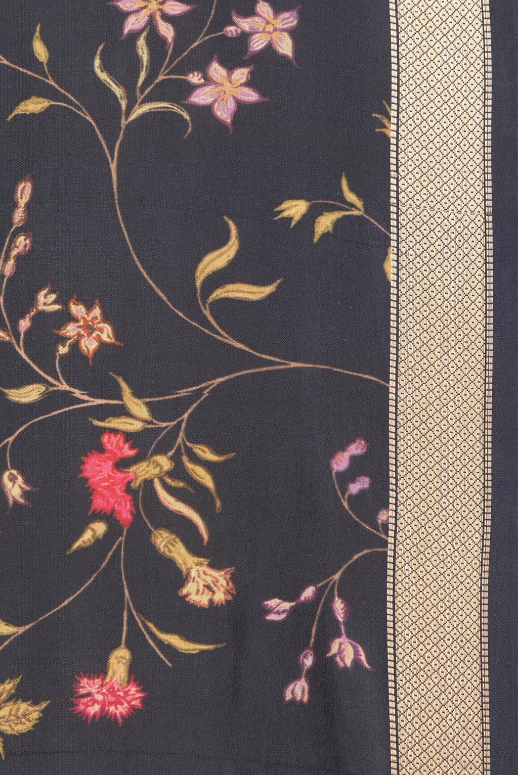 Border image of Pure Silk Black Dual Tone Kanchipuram Saree with Printed design on the body and Zari Border. 